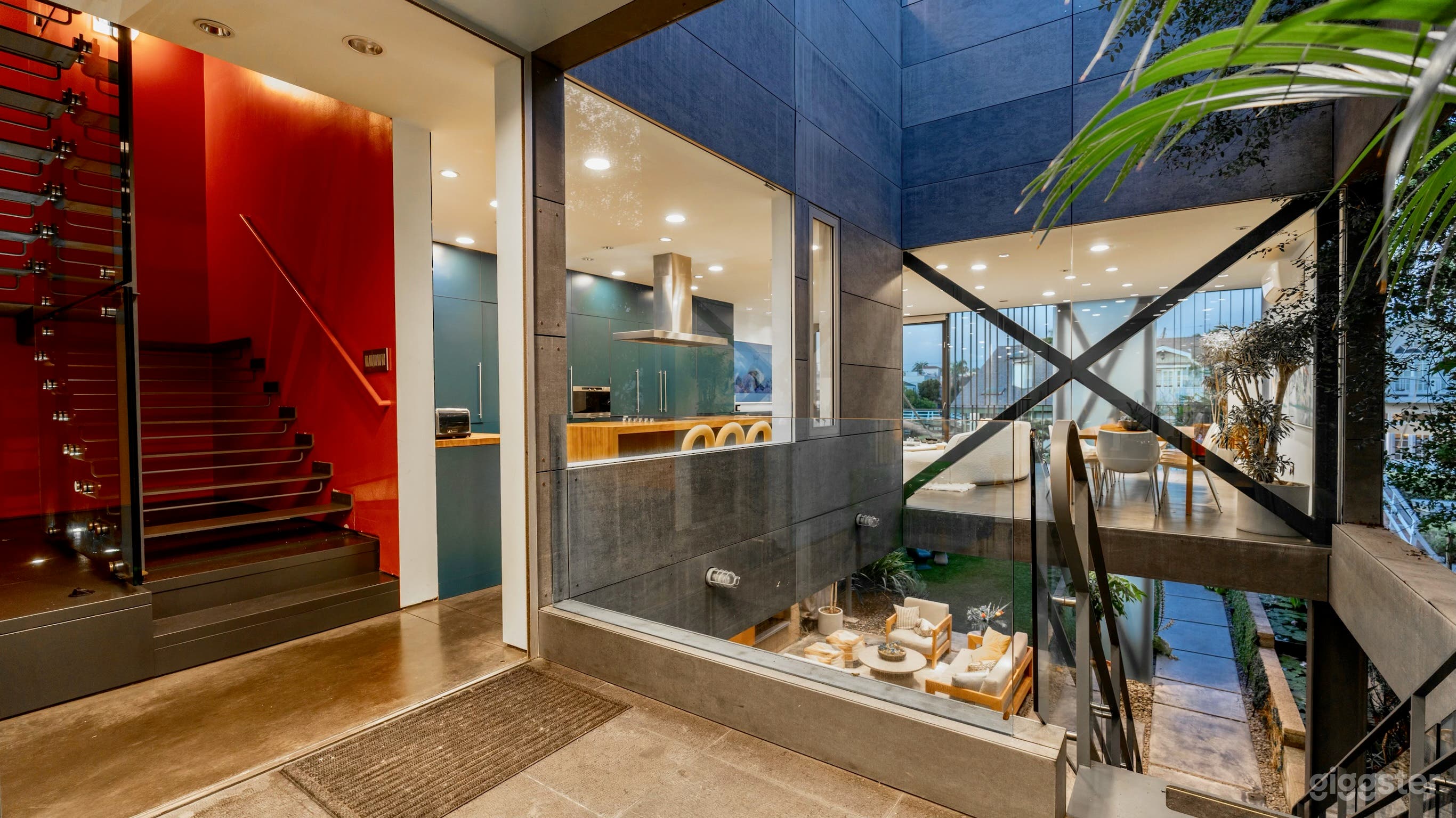  Epic Modern "Hovering" Home on the Venice Canals Photo 3