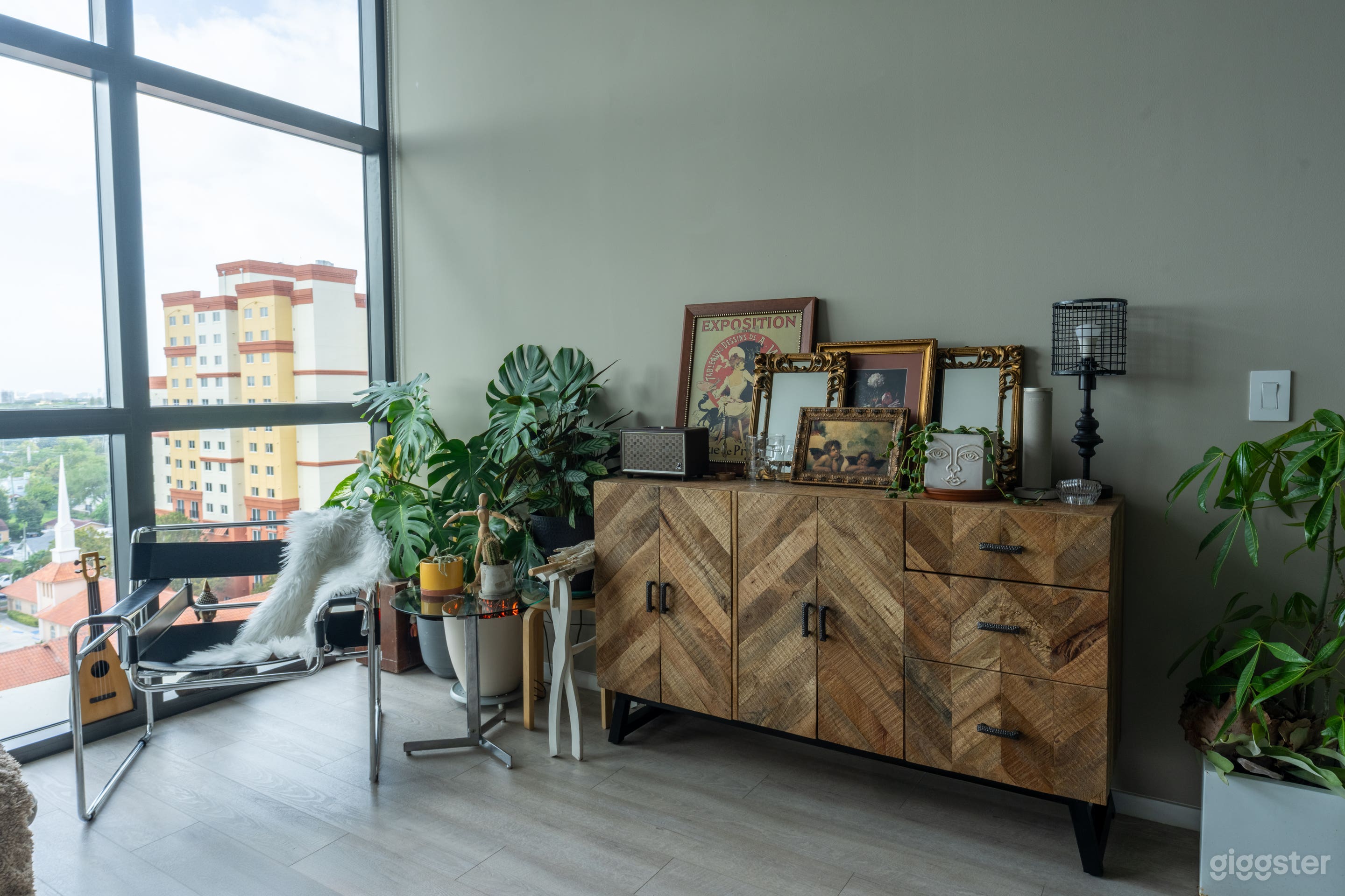 Industrial lush loft with Skyline views Photo 4