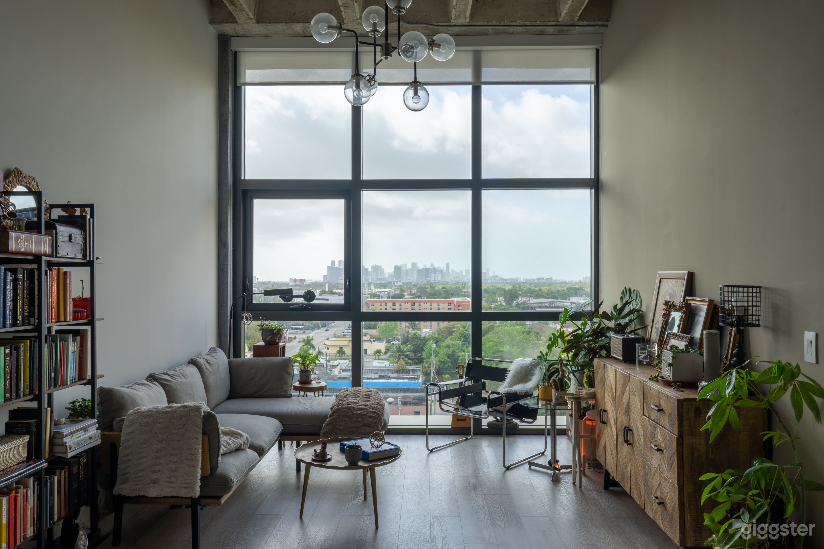 Industrial lush loft with Skyline views Photo 1