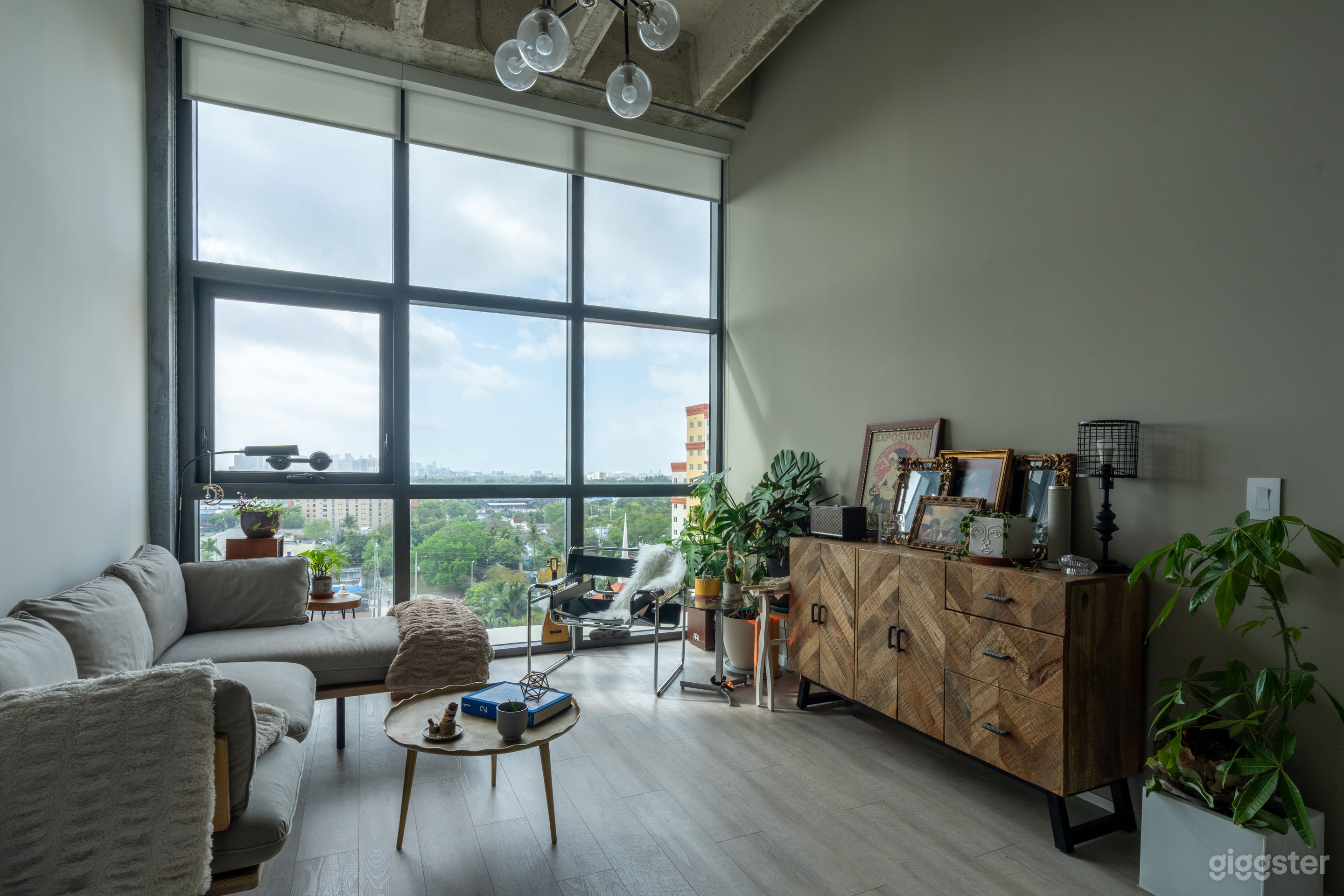 Industrial lush loft with Skyline views Photo 3