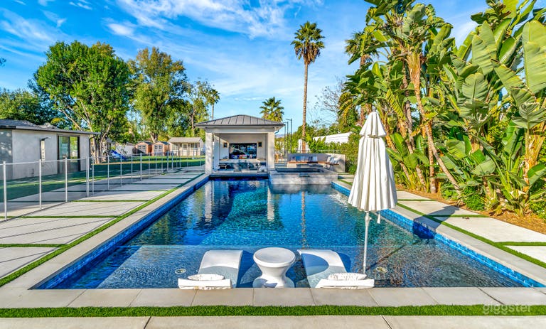  Remodeled Large Custom Backyard w/ Underground BBQ 