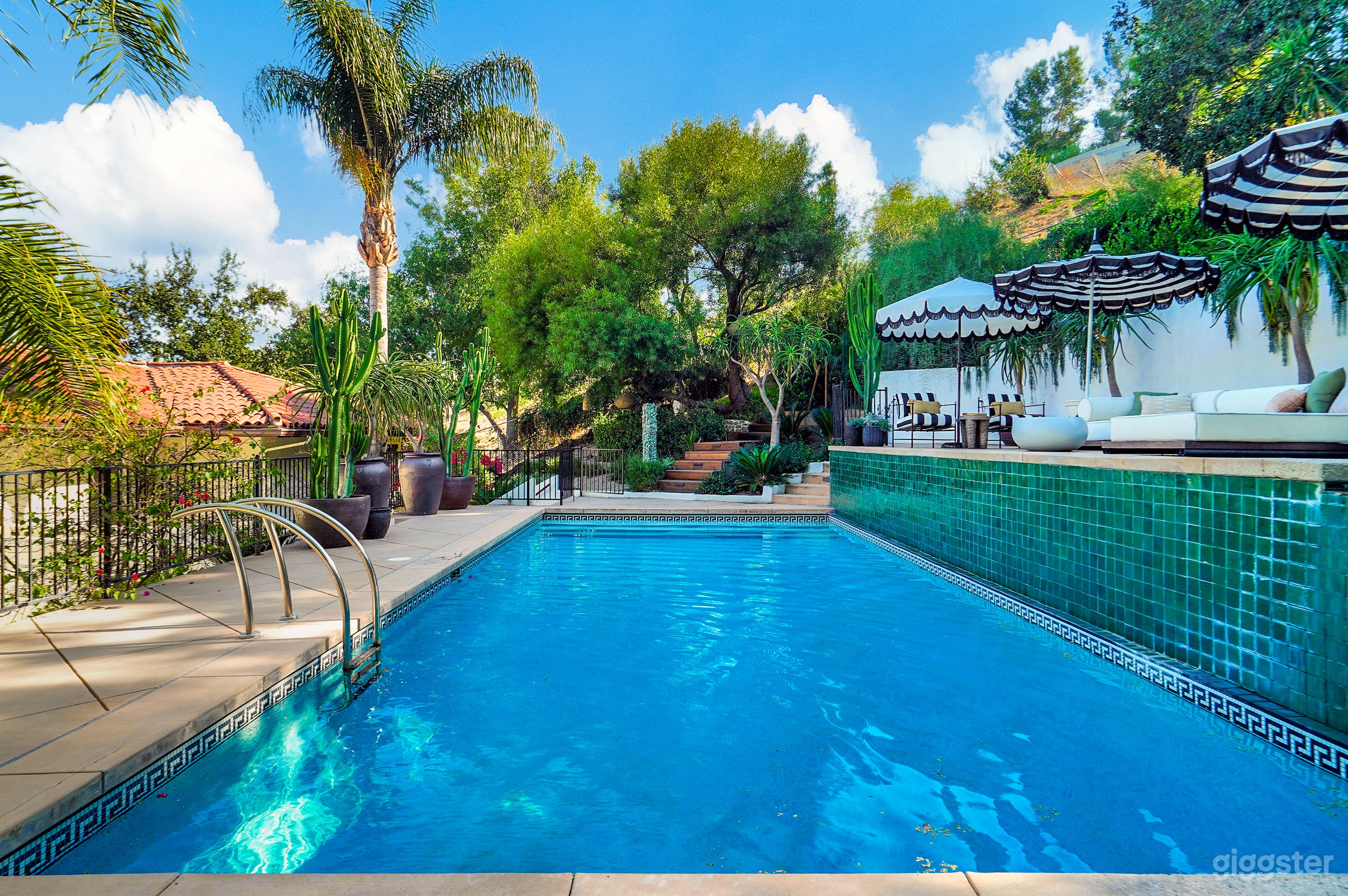 Stylish Poolside Oasis for Film &amp; Photo Shoots Photo 2