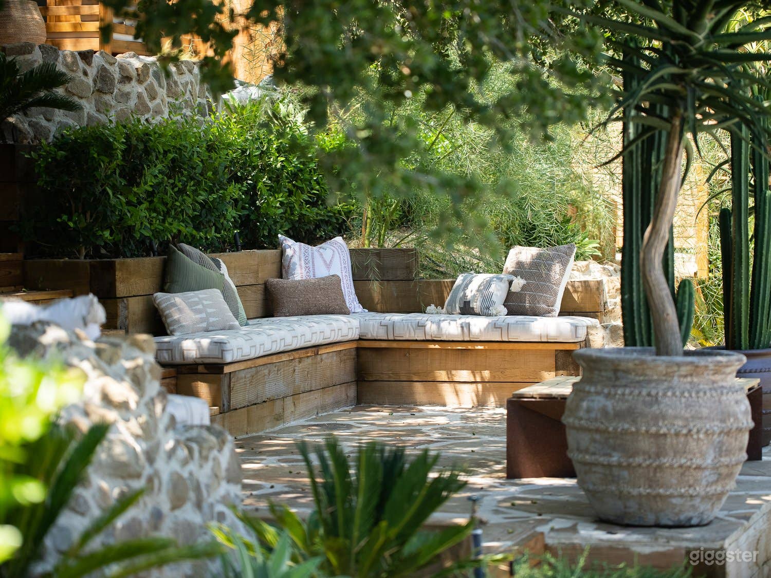 Stylish Poolside Oasis for Film &amp; Photo Shoots Photo 3