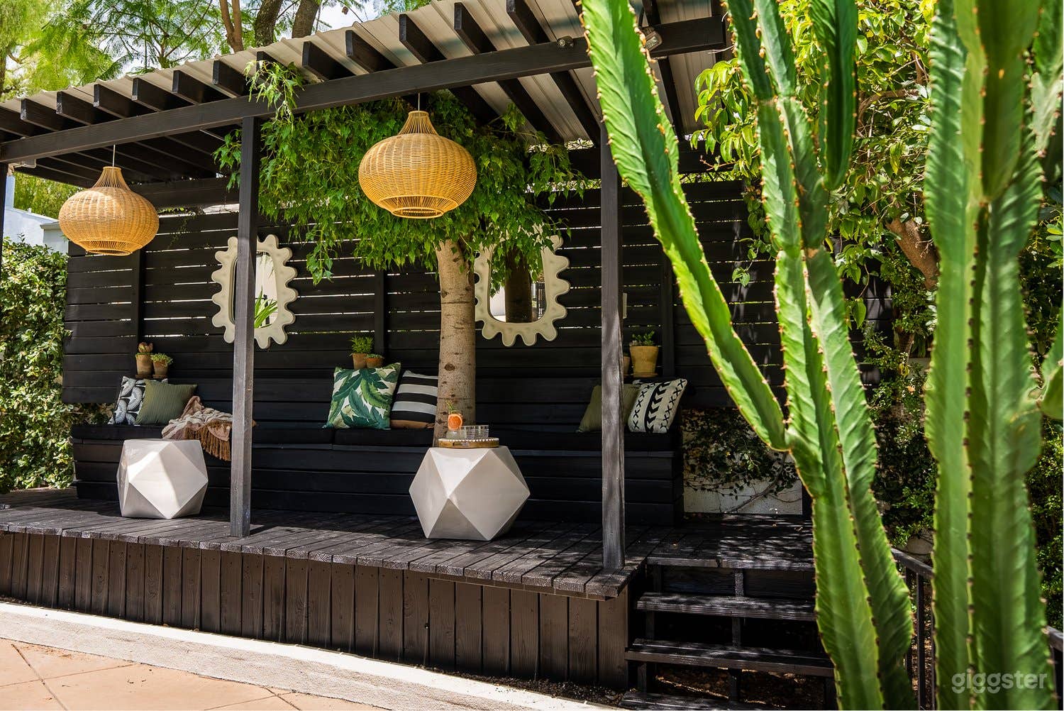 Stylish Poolside Oasis for Film &amp; Photo Shoots Photo 4