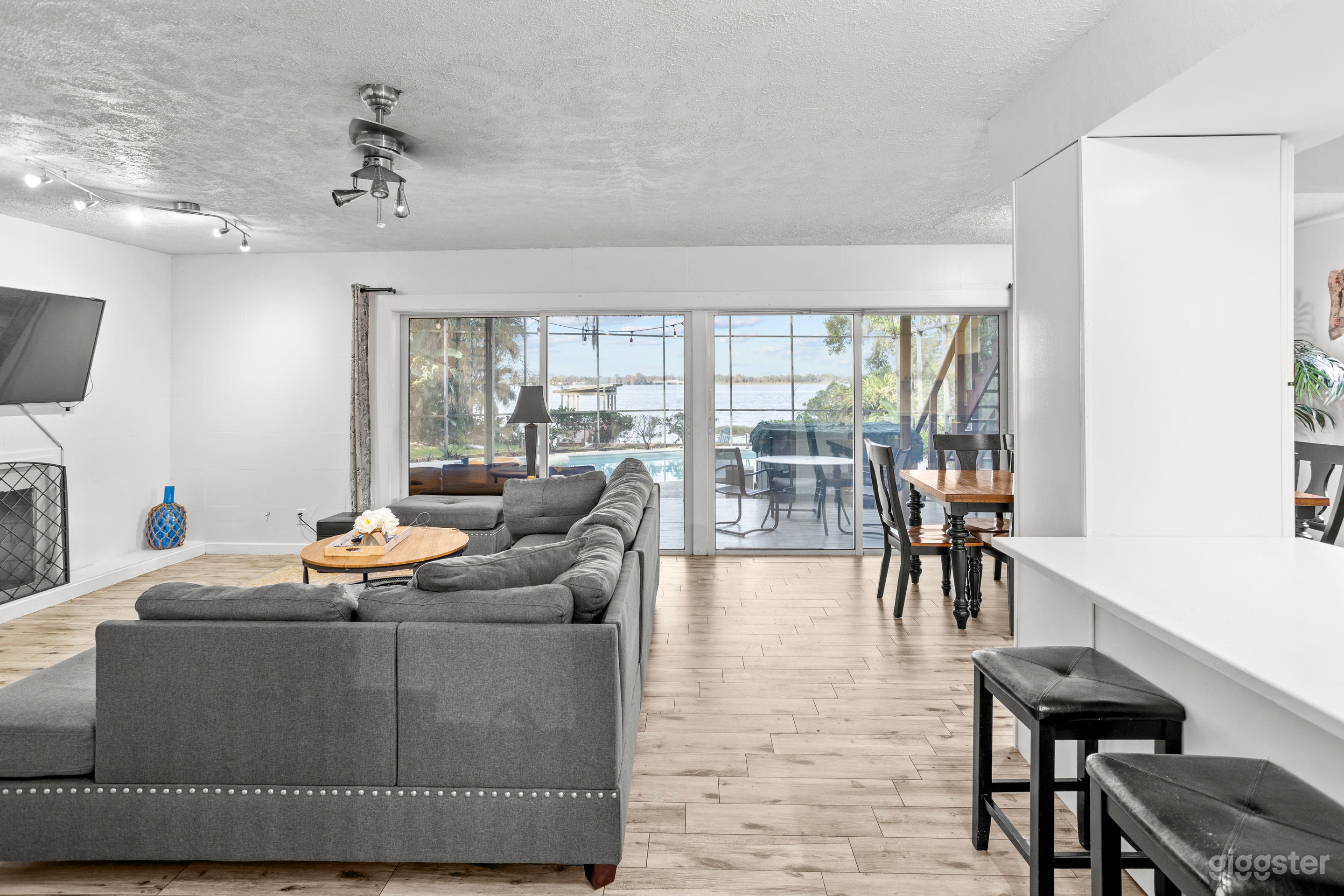 Spacious Lakefront House Photo 4