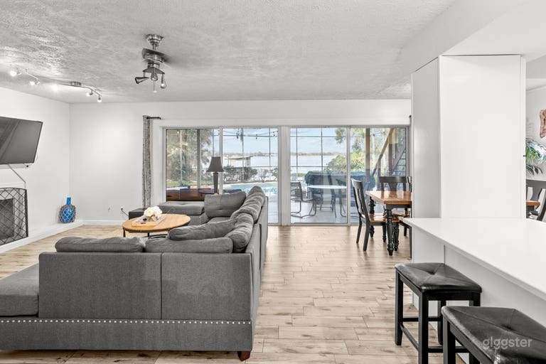  Spacious Lakefront House 