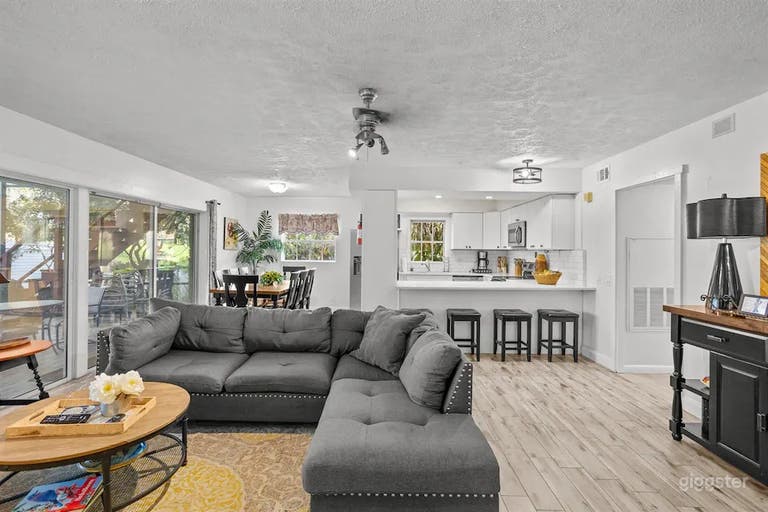  Spacious Lakefront House 