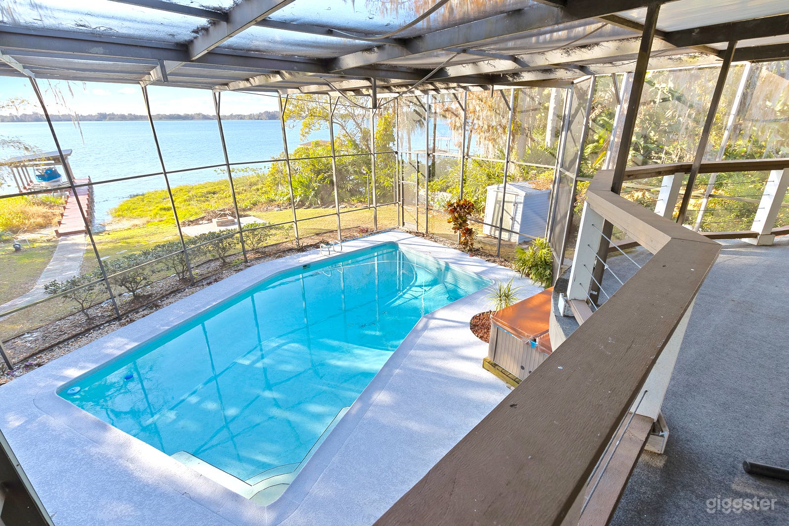 Spacious Lakefront House Photo 3