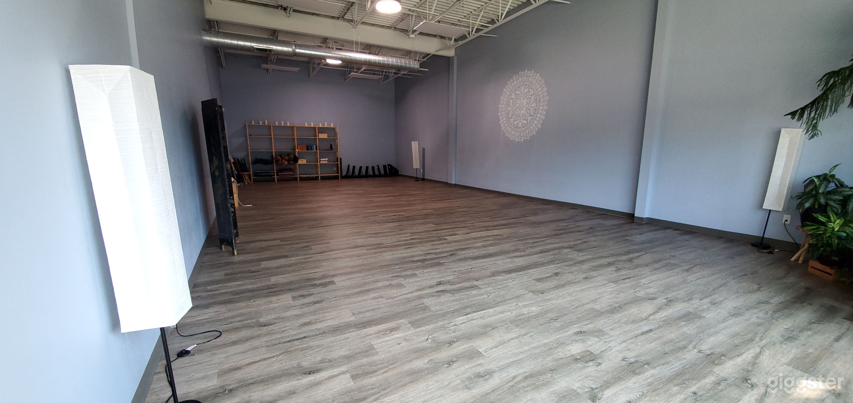 South Facing Window Spacious Studio Photo 3