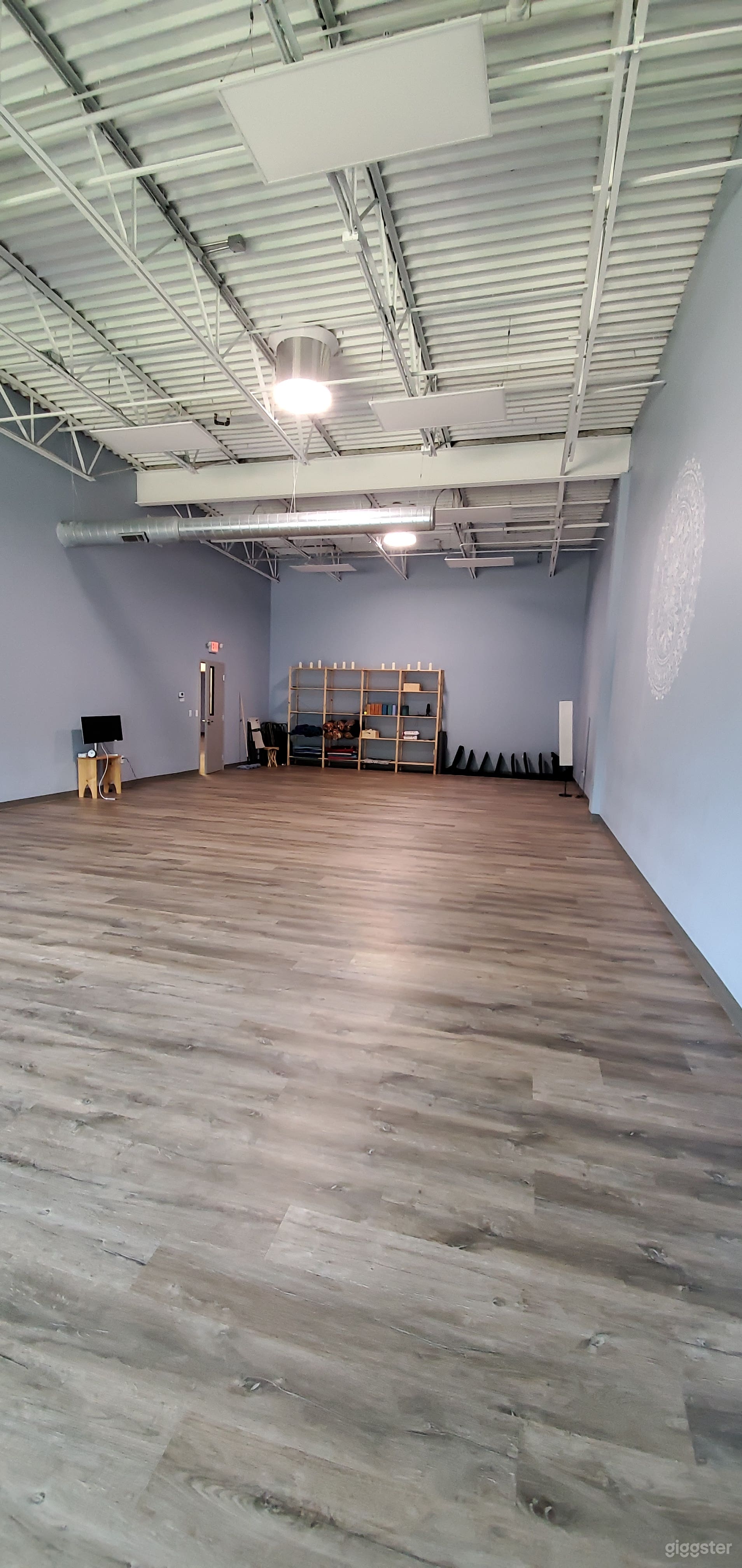 South Facing Window Spacious Studio Photo 2