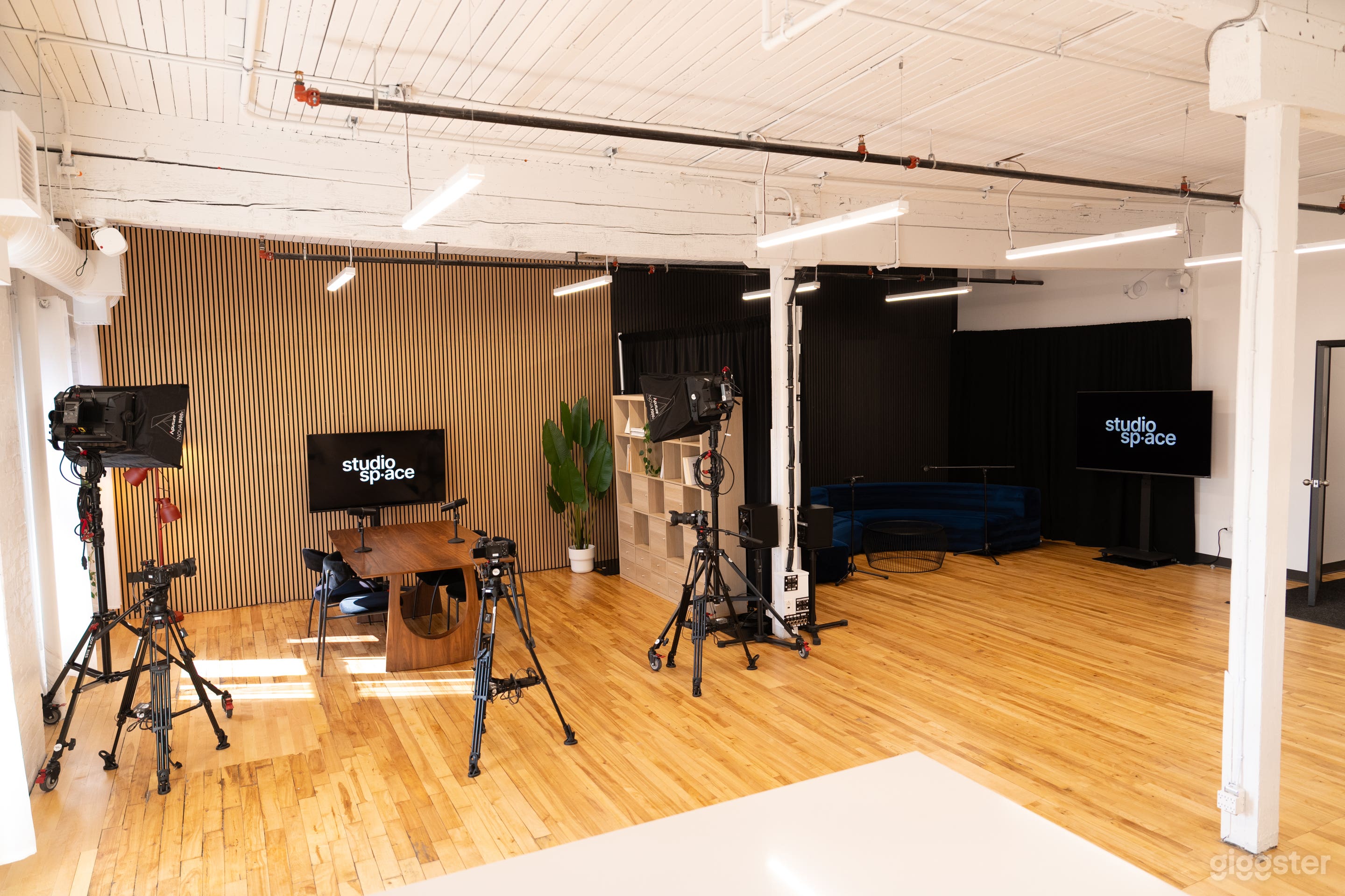 Studio de 1 000 pieds carrés, équipé d’une cuisine et d’une régie, conçu pour la production vidéo et des évènements. 

1,000-square-foot studio equipped with a kitchen and control room, designed for video production, podcast, photography, and events.