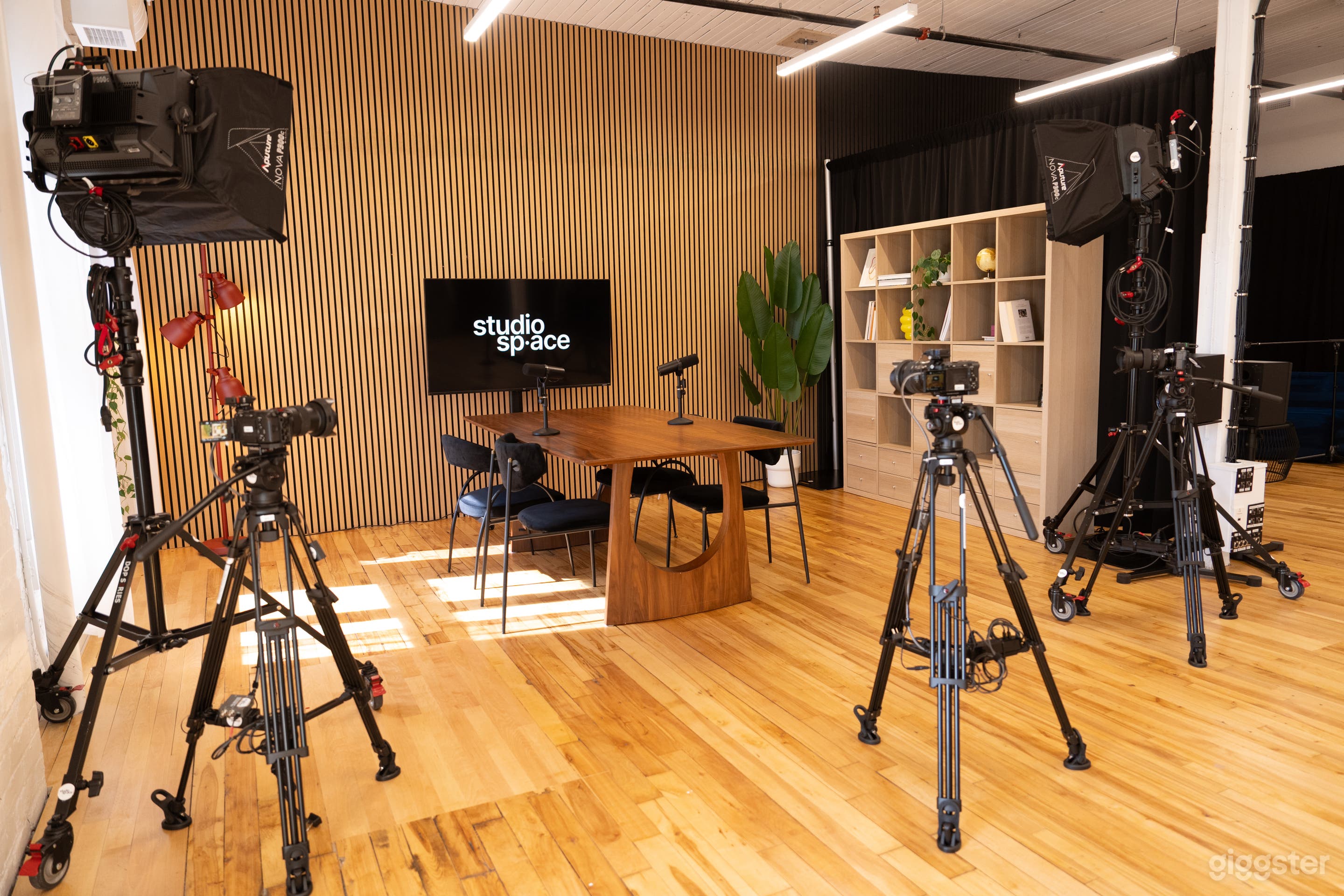 Podcast vidéo avec diffusion en direct réalisée sur place.

Filmed podcast recording with live switching.