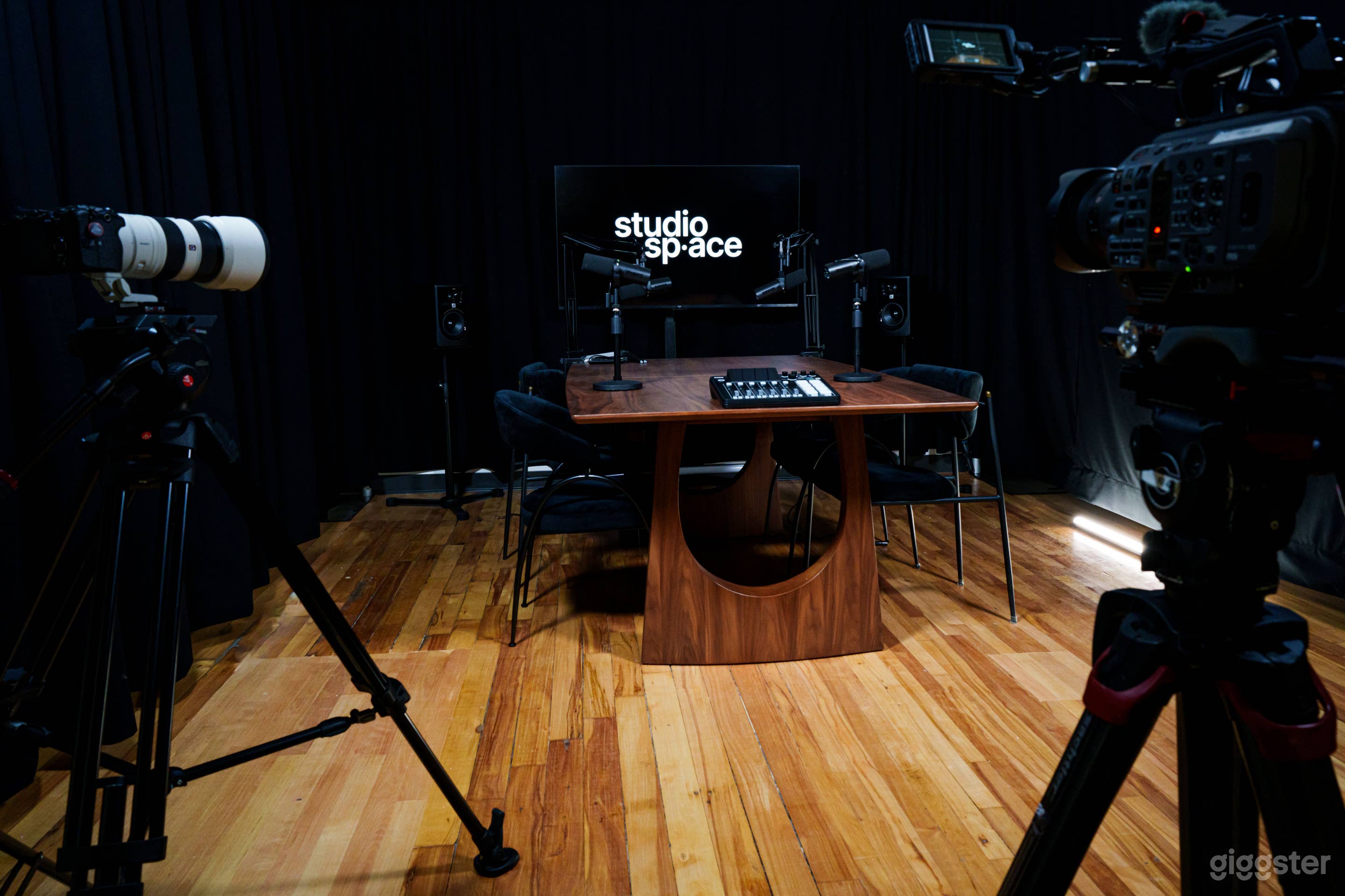 Studio d’enregistrement de balados avec rideaux.

Podcast recording studio with blackout curtains.