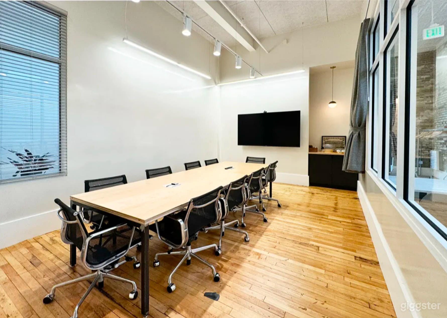 Gorgeous Meeting Room in Cool Boston Location Photo 1