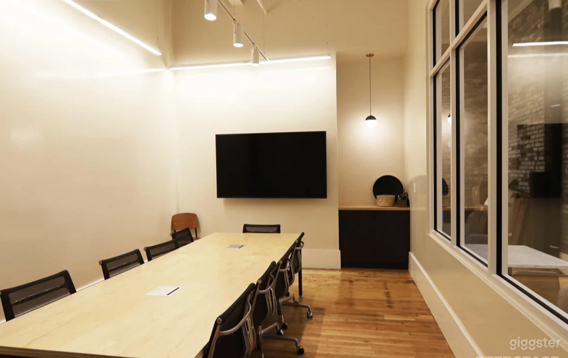 Gorgeous Meeting Room in Cool Boston Location Photo 4