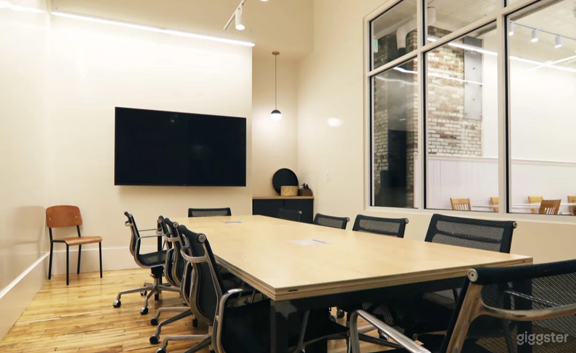 Gorgeous Meeting Room in Cool Boston Location Photo 3