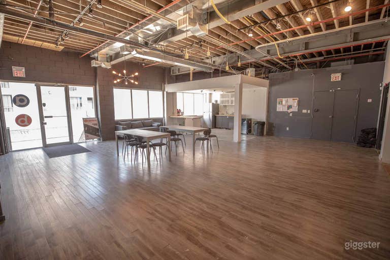  700 sq.ft. Versatile Meeting Room – Fits up to 45 Guests 