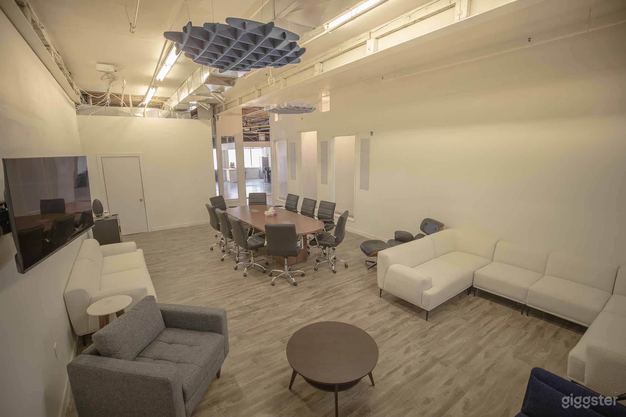 700 sq.ft. Versatile Meeting Room – Fits up to 45 Guests Photo 1