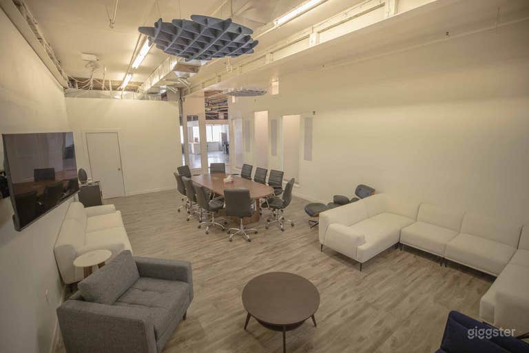  700 sq.ft. Versatile Meeting Room – Fits up to 45 Guests 