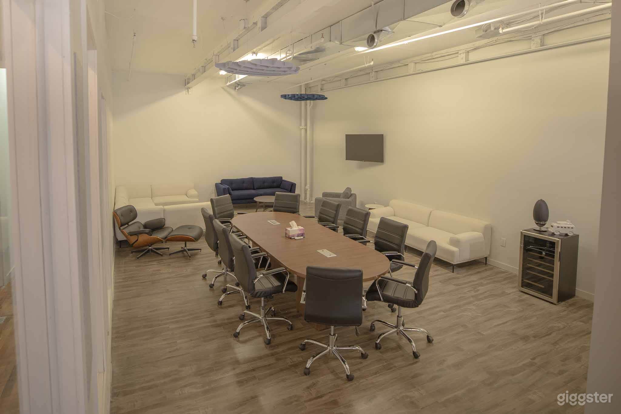 700 sq.ft. Versatile Meeting Room – Fits up to 45 Guests Photo 2