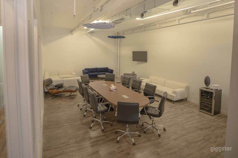  700 sq.ft. Versatile Meeting Room – Fits up to 45 Guests 