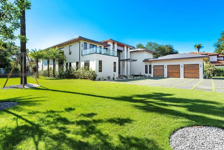  Secluded Canopy Garden in Miami 