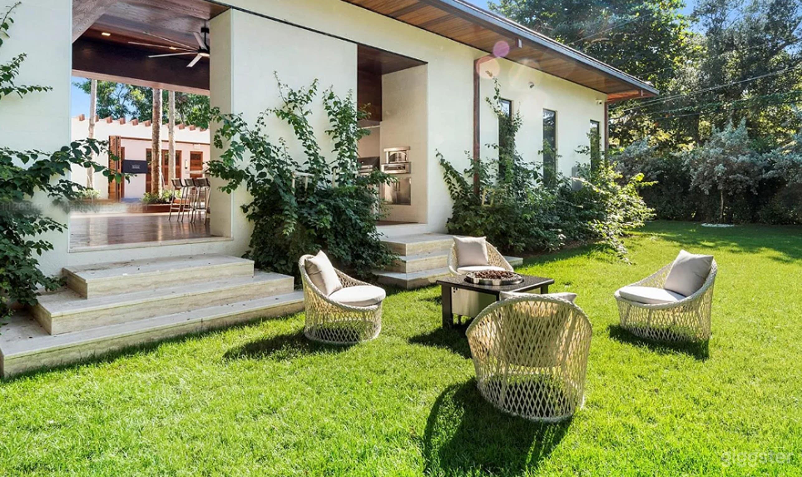 Secluded Canopy Garden in Miami Photo 3