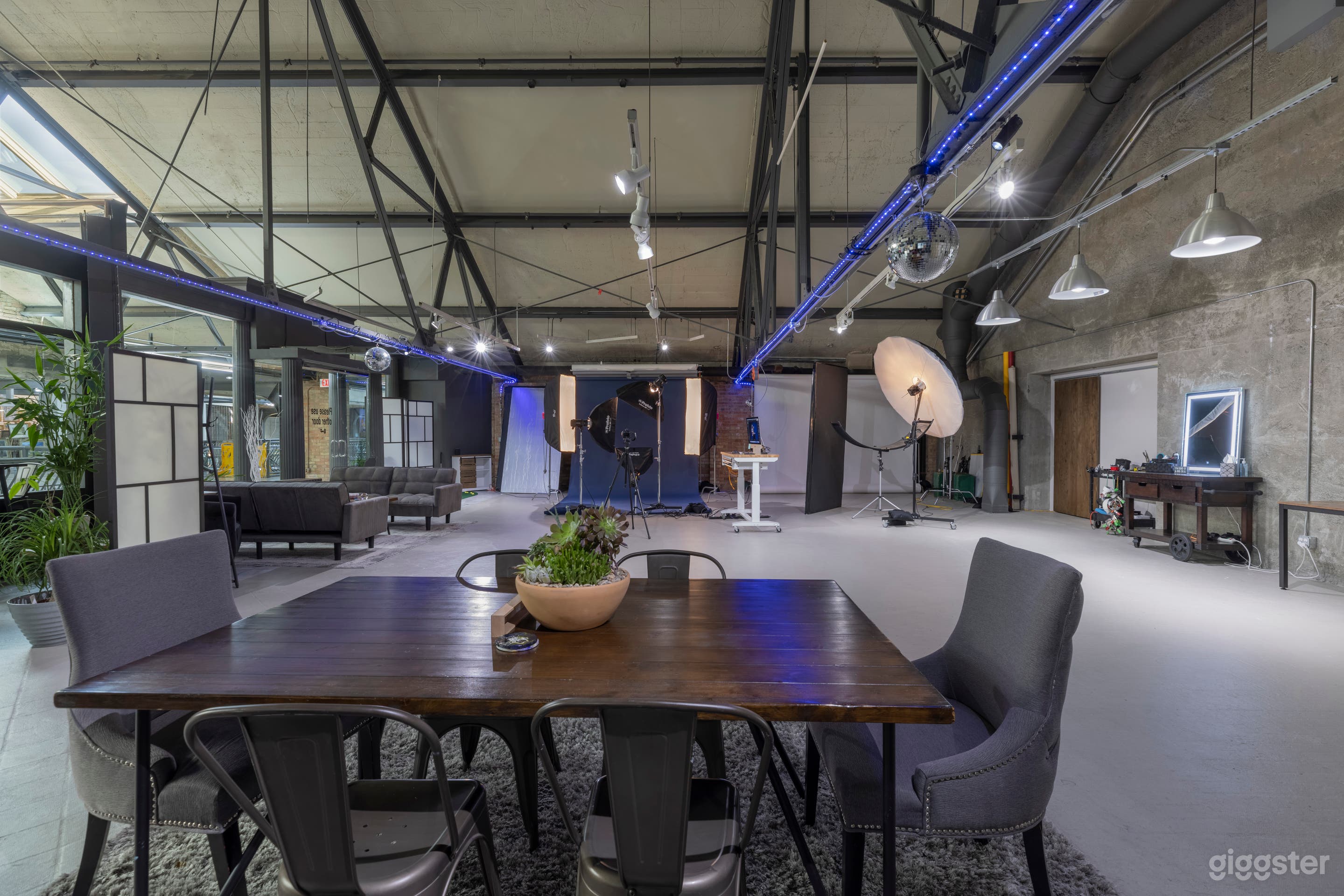 Downtown Urban Photo Studio Inside of Mall  Photo 2