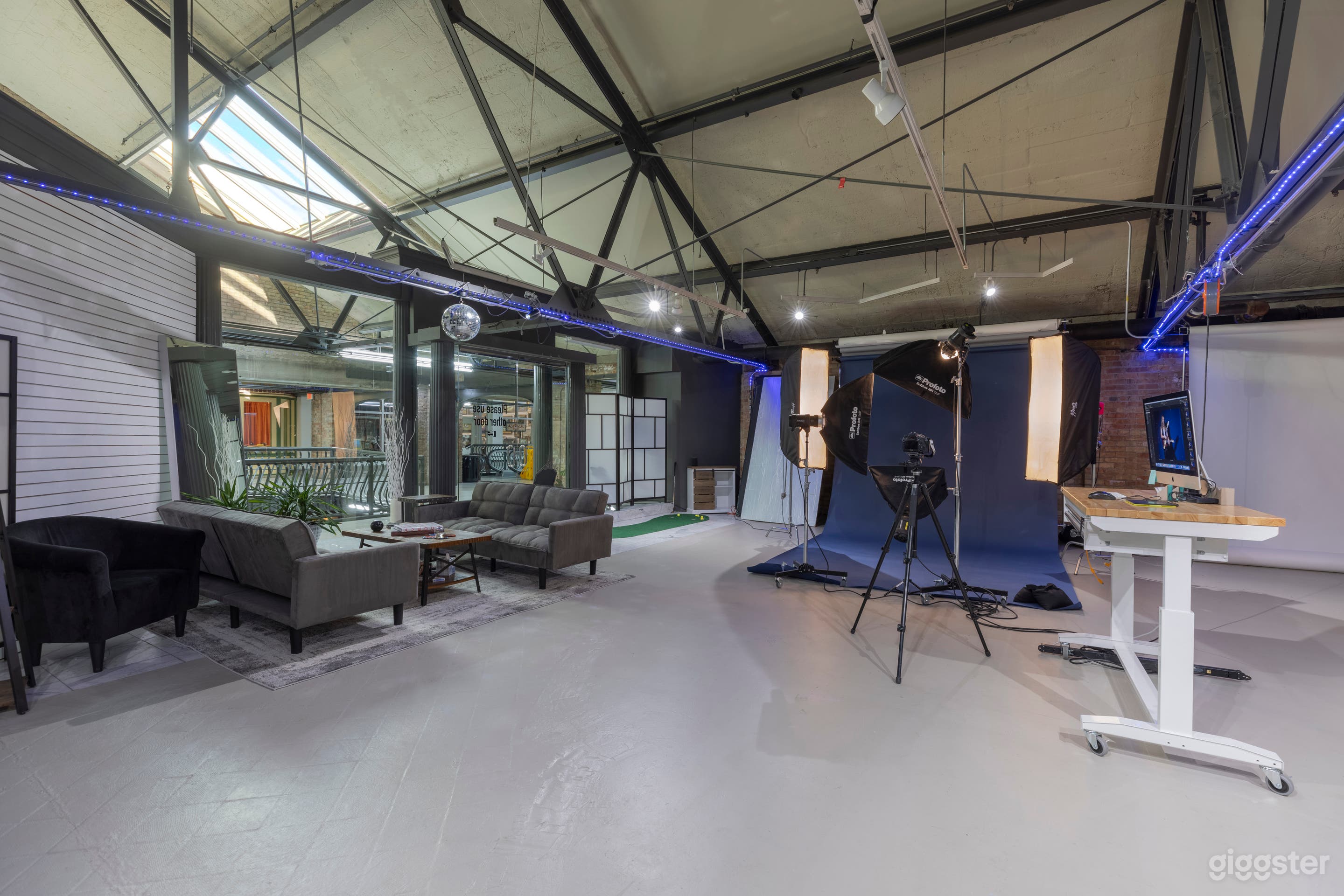 Downtown Urban Photo Studio Inside of Mall  Photo 4