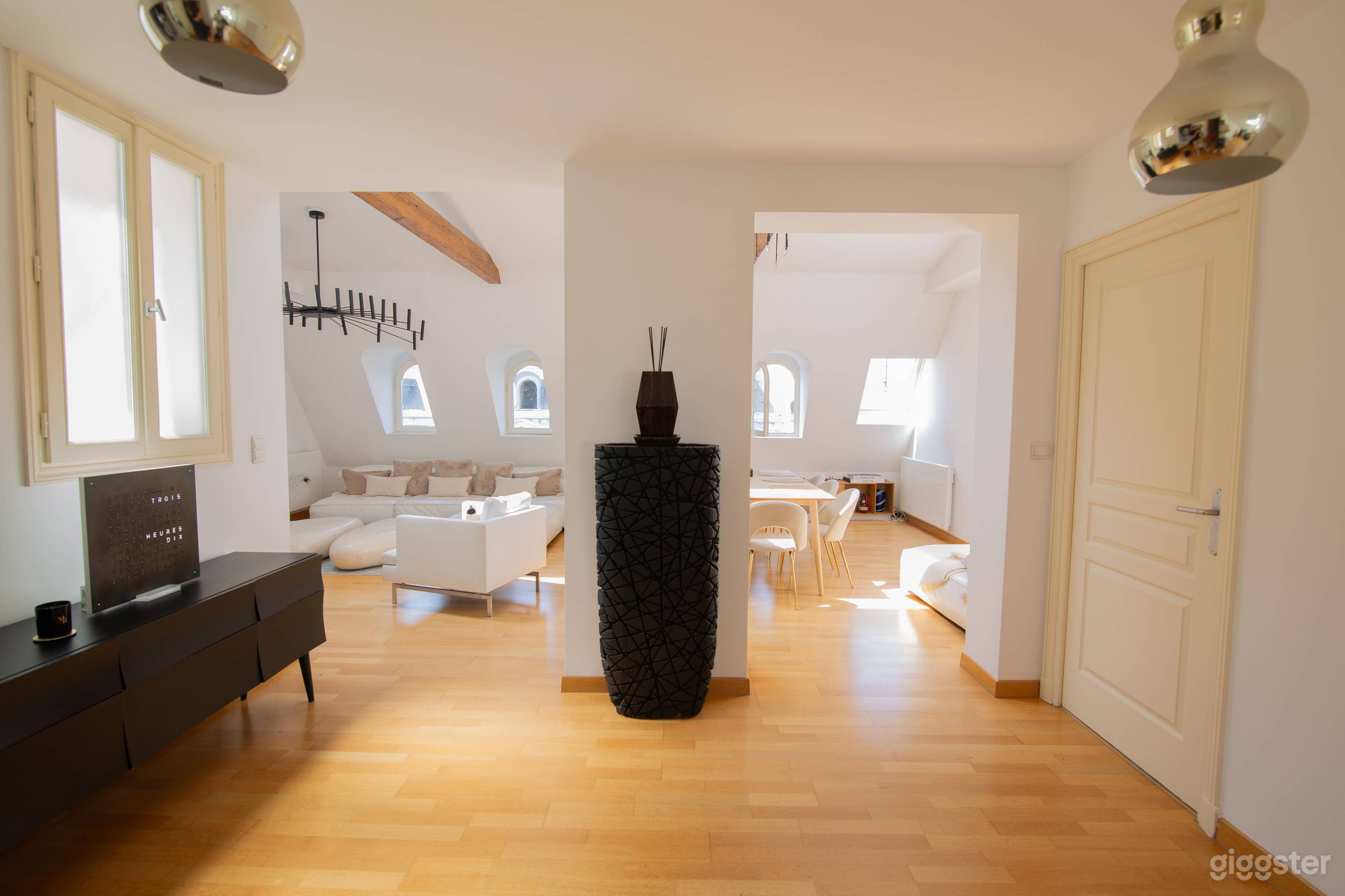 Photo de Appartement sous puit de lumière Triangle d'Or 4