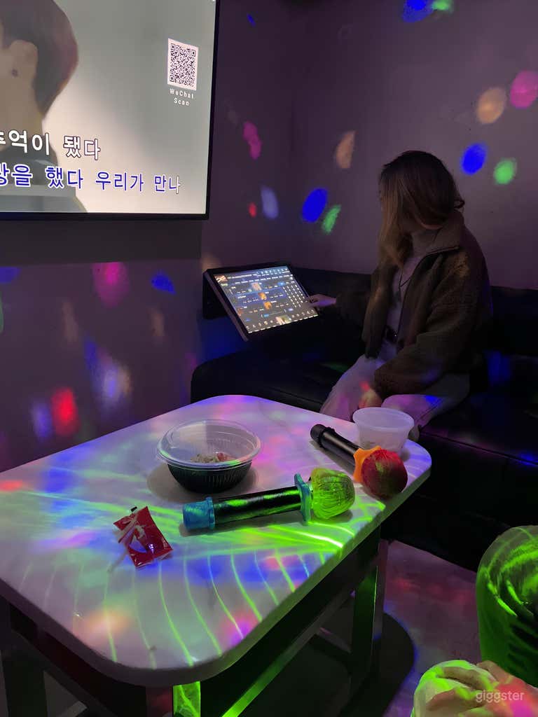  MEDIUM+ KARAOKE  ROOM 