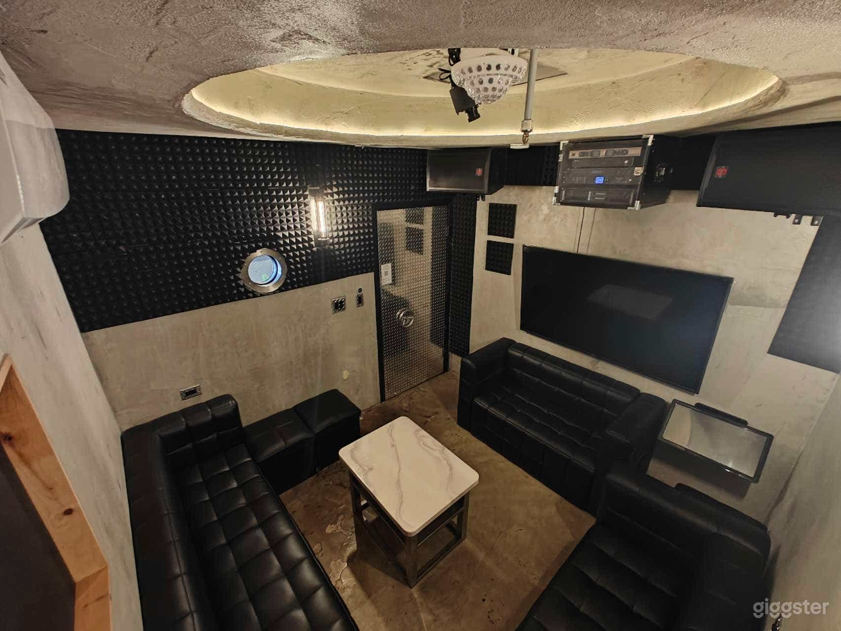 MEDIUM+ KARAOKE  ROOM Photo 1