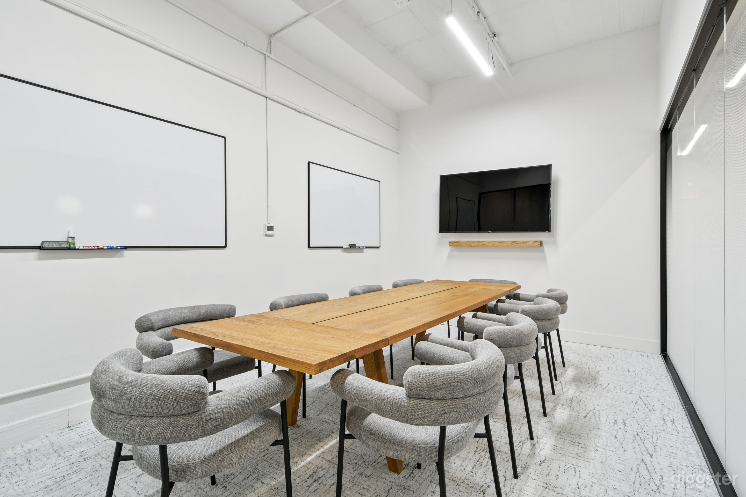 Modern Meeting Room Photo 1