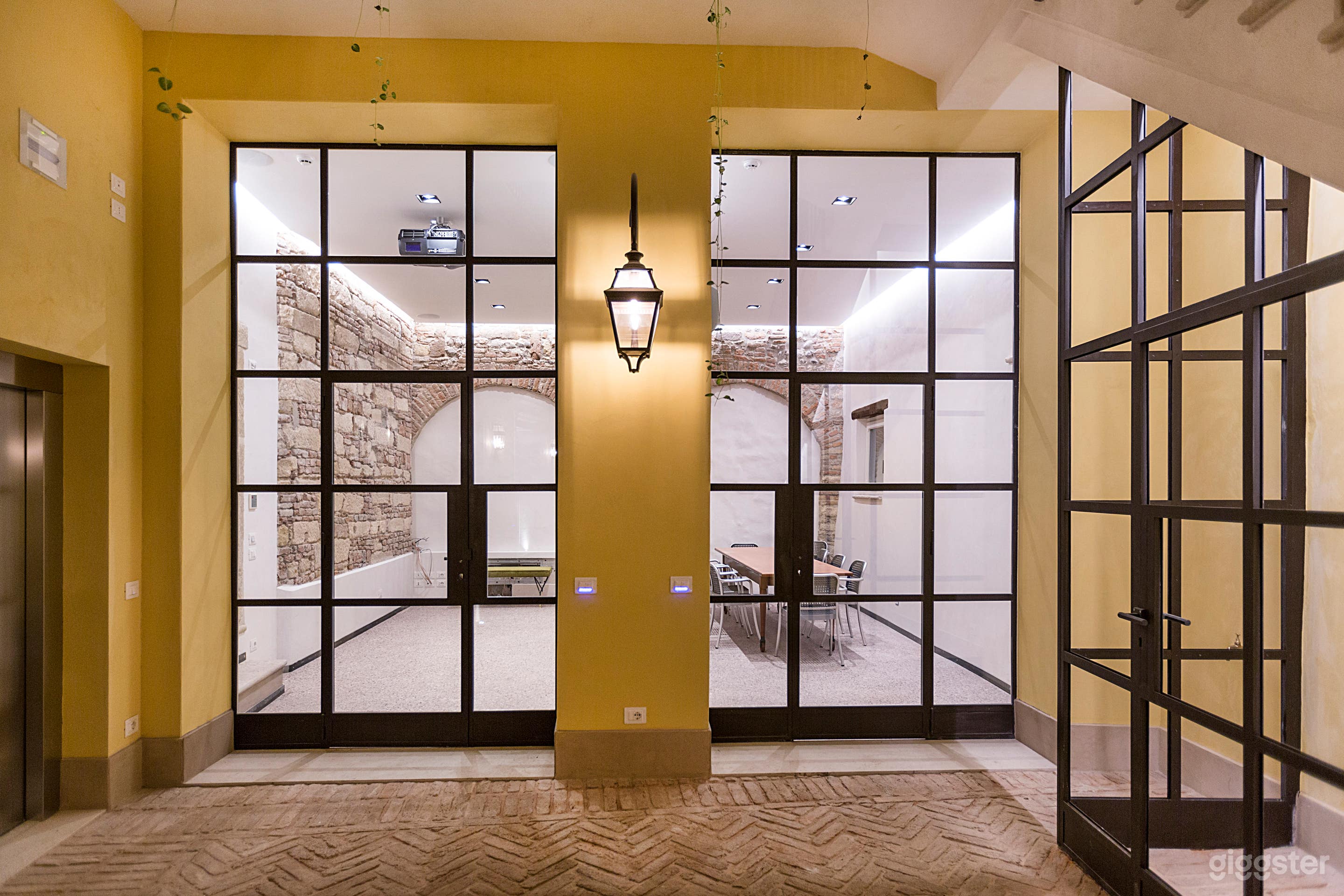 Foto di Palazzo del XIII secolo con arredamento di design contemporaneo 4
