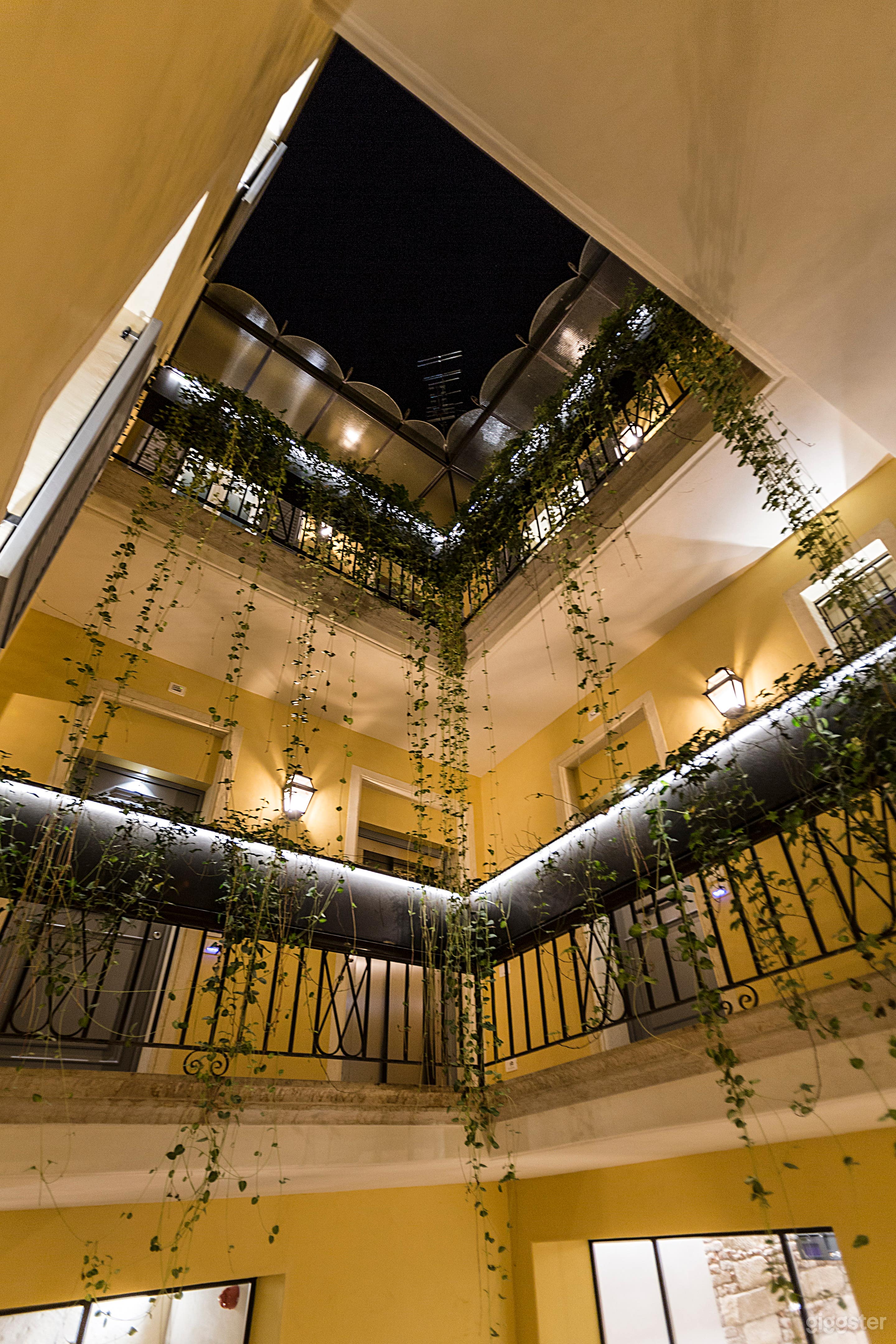 Foto di Palazzo del XIII secolo con arredamento di design contemporaneo 2