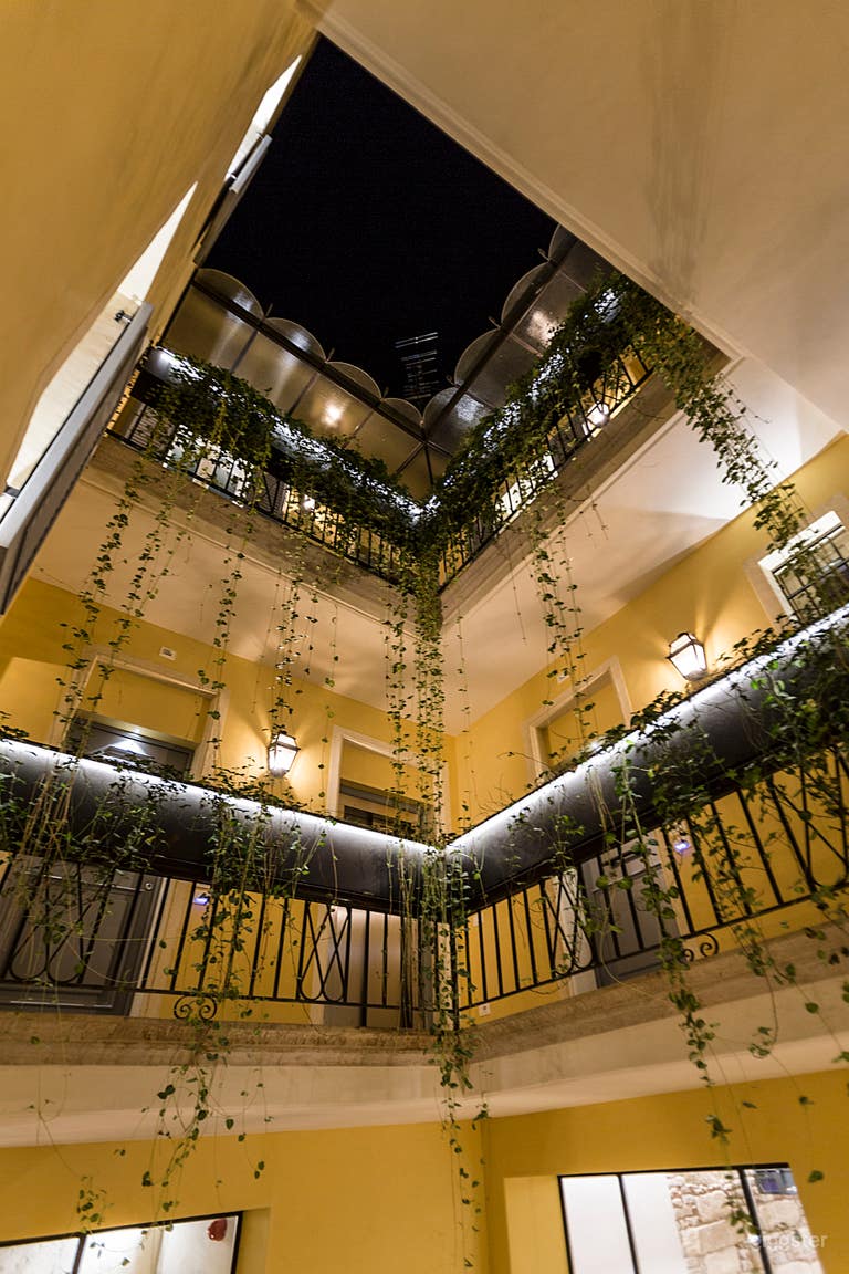  Palazzo del XIII secolo con arredamento di design contemporaneo 