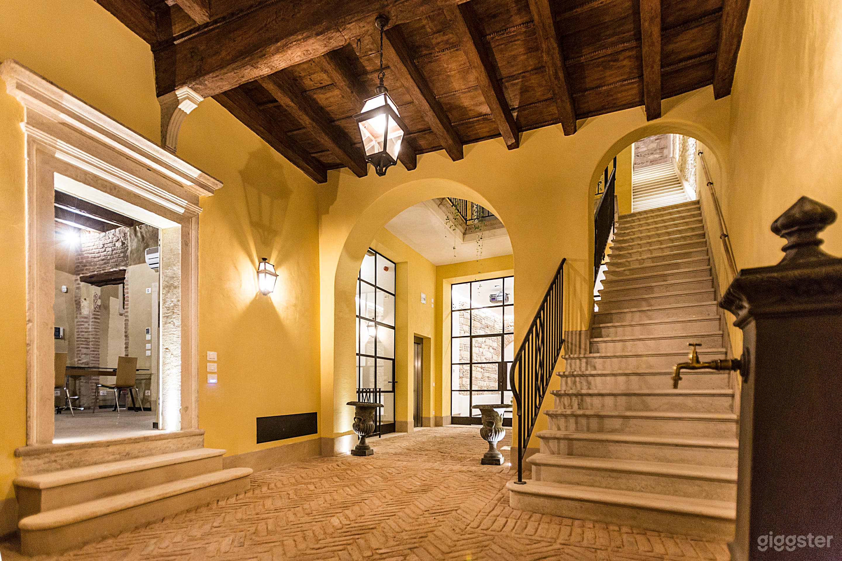 Foto di Palazzo del XIII secolo con arredamento di design contemporaneo 3