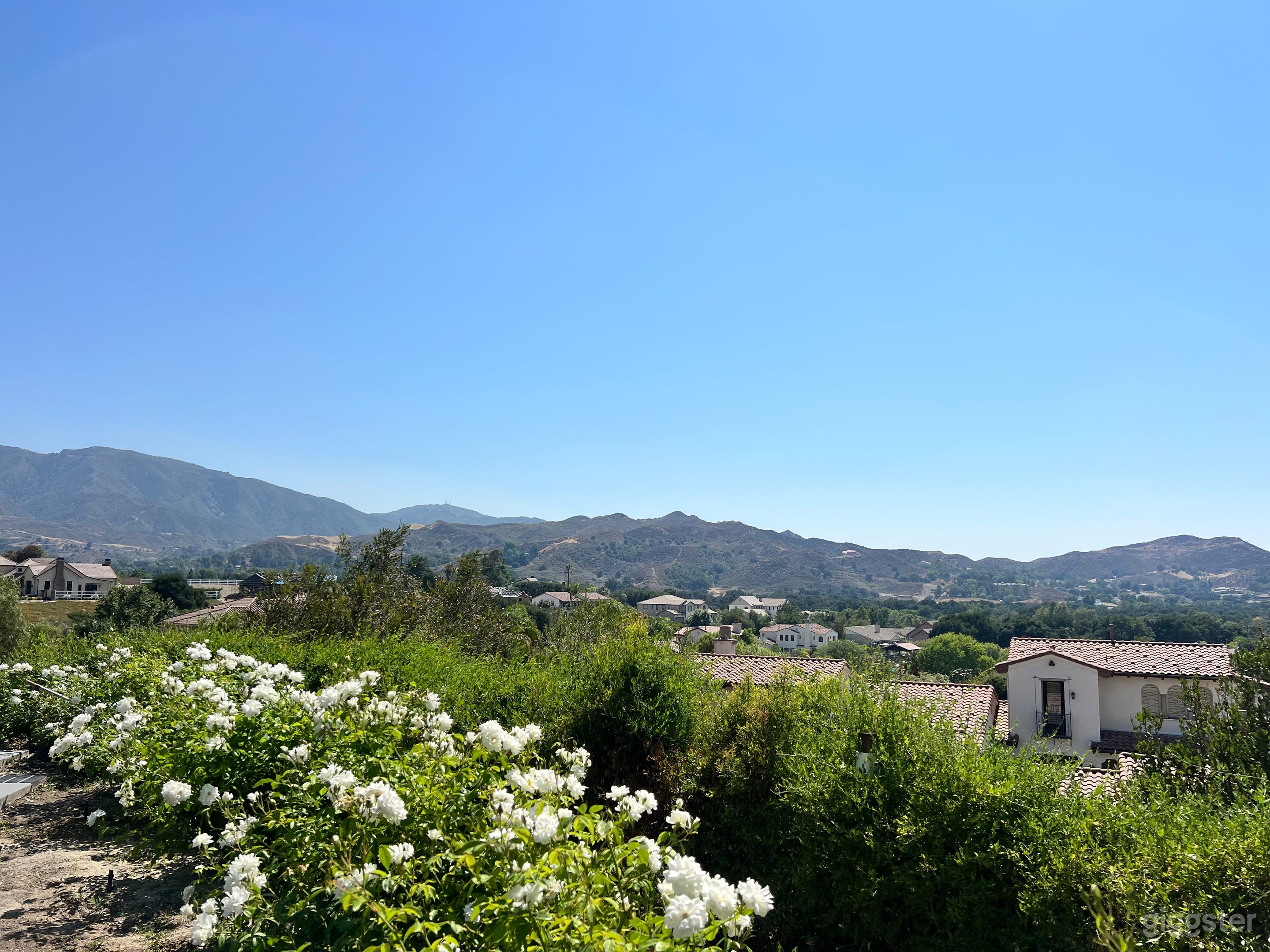 House with view Photo 3