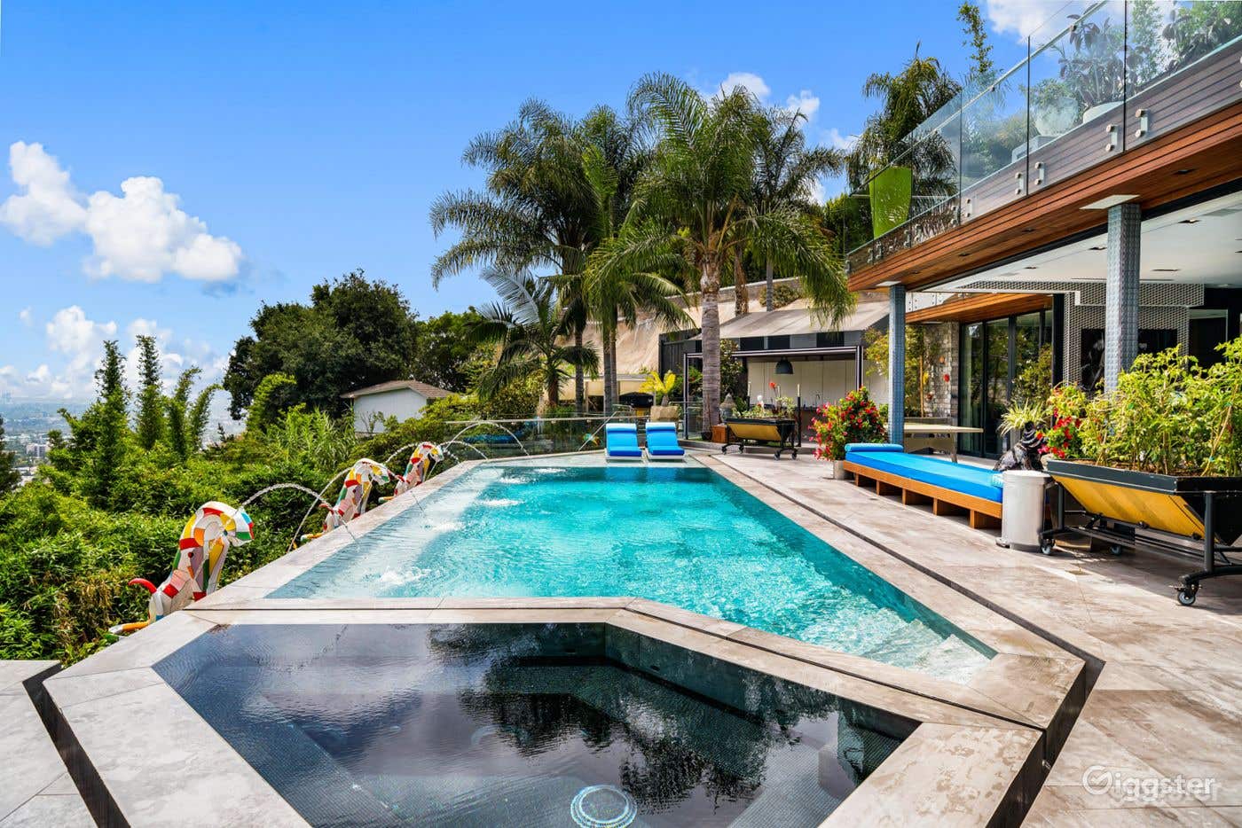 Luxurious Pool Oasis Photo 3