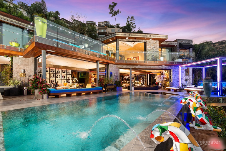  Luxurious Pool Oasis 