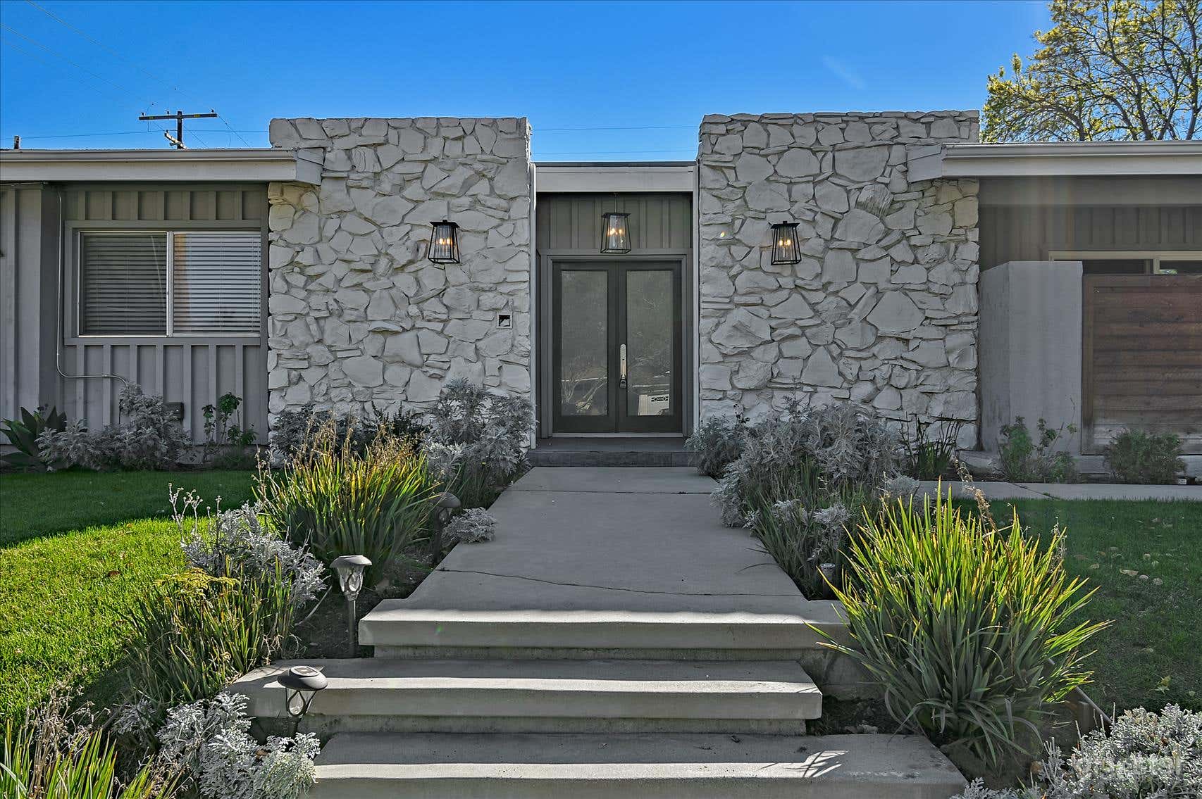 Woodland Hills House  Photo 2