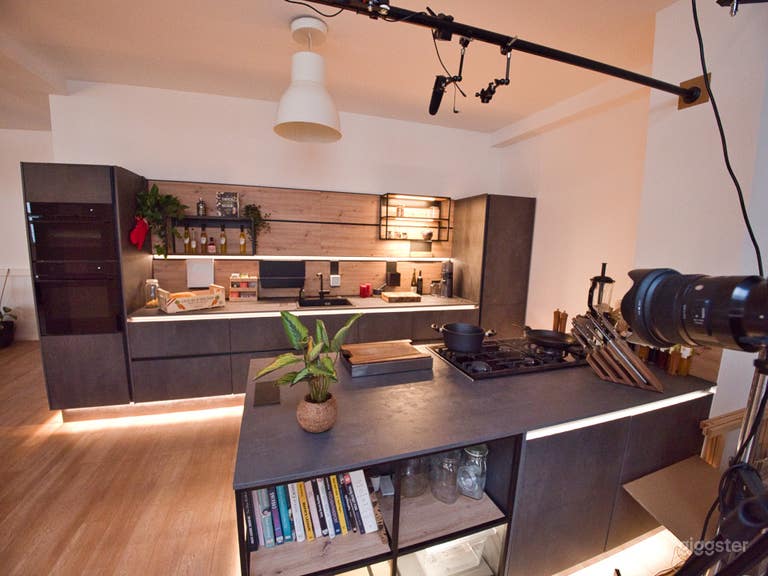  Video & Photo Studio with a Large Kitchen and Dining Table 