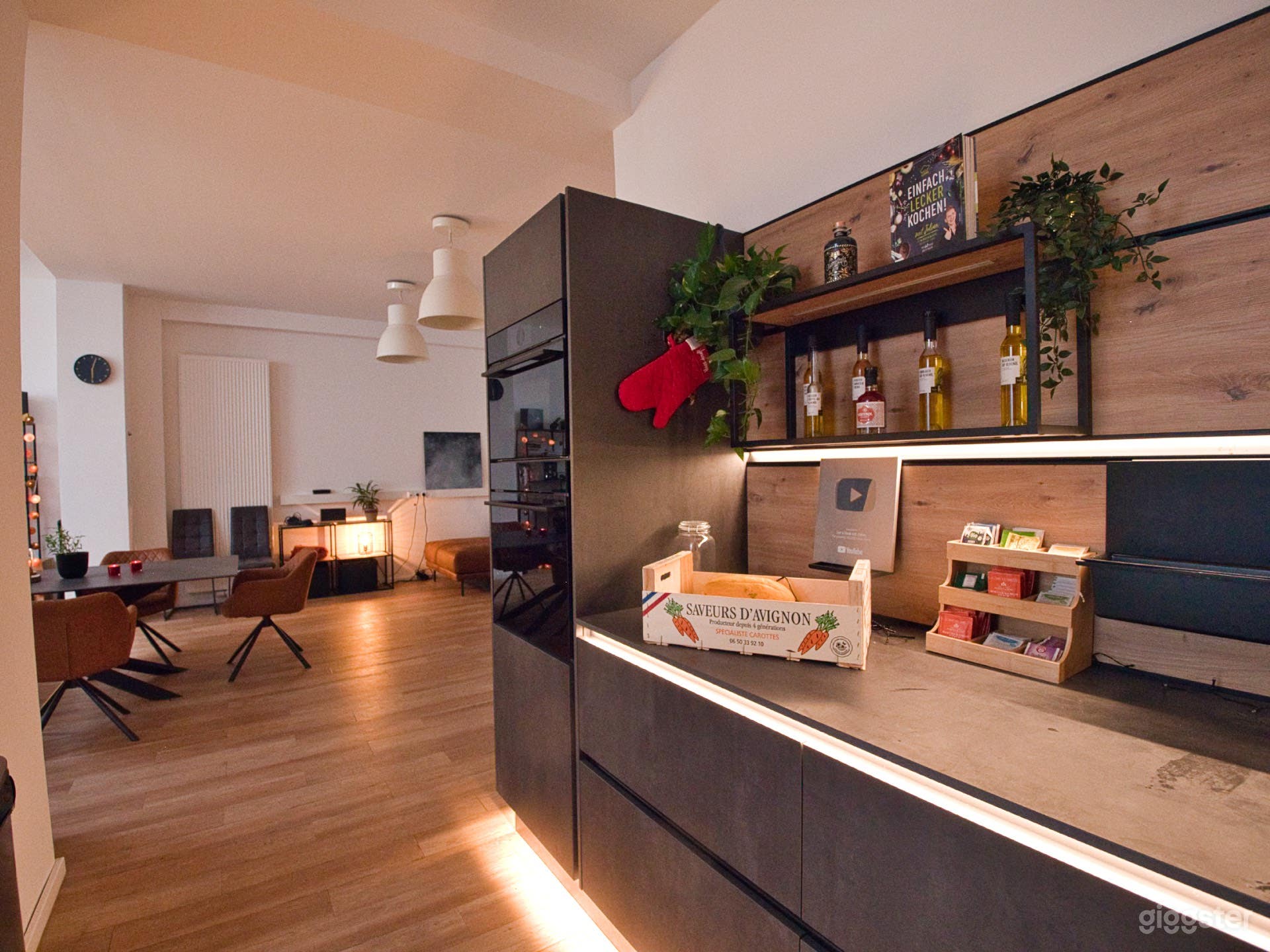 Video & Photo Studio with a Large Kitchen and Dining Table Foto 3