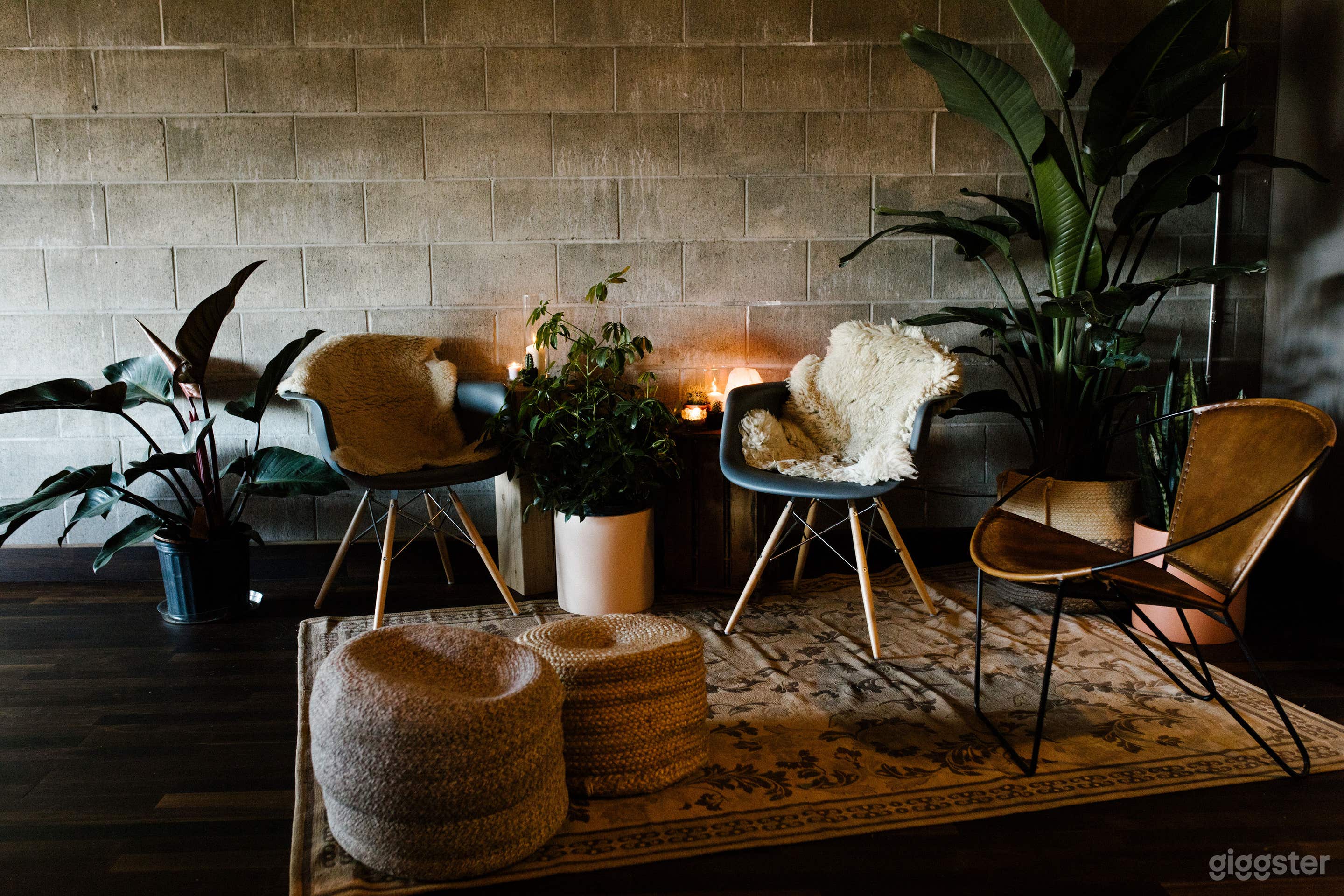 Beautiful Studio Event Space w/ Natural Light Photo 2