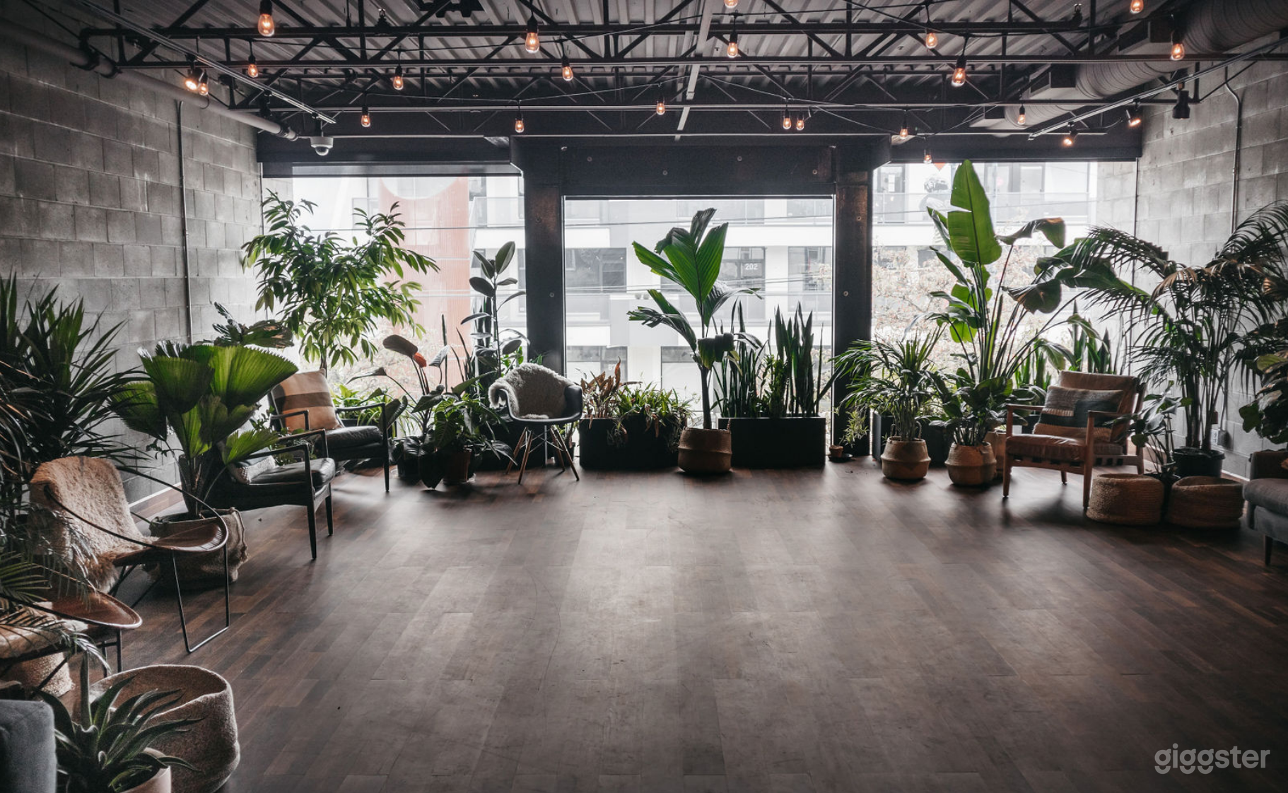 Beautiful Studio Event Space w/ Natural Light Photo 1