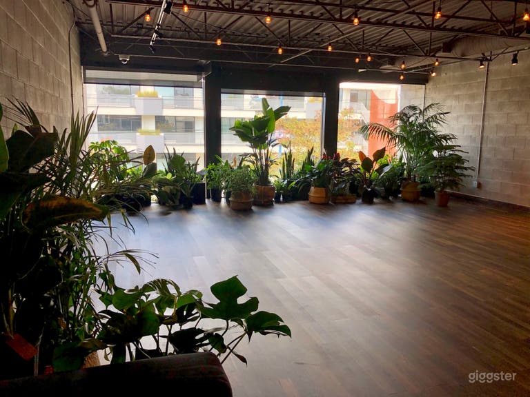  Beautiful Studio Event Space w/ Natural Light 