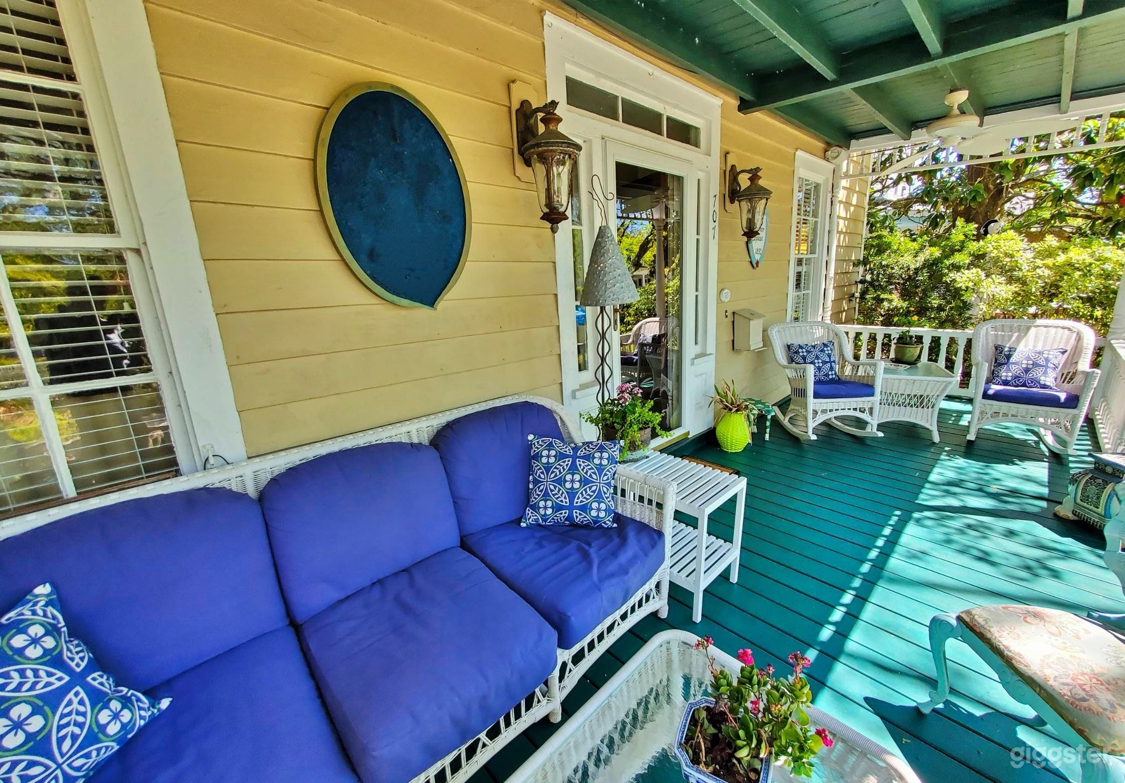 Historic Hotel with Picturesque Backdrops Photo 3