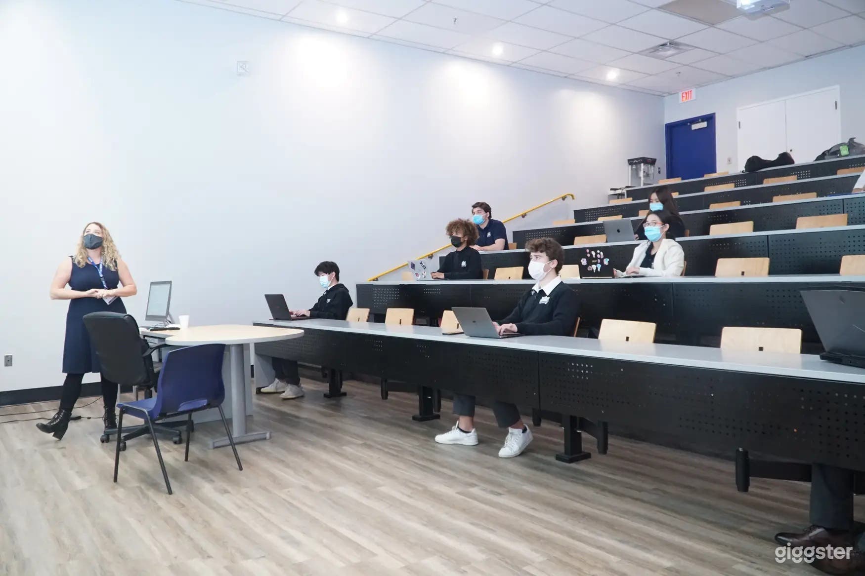 Modern &amp; Bright Academic School Classrooms Photo 4