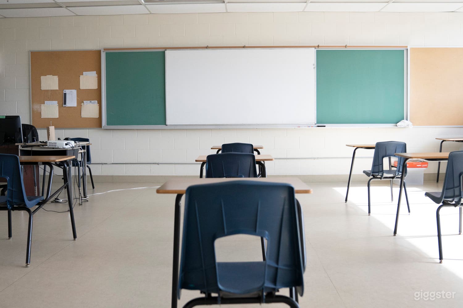 Modern &amp; Bright Academic School Classrooms Photo 2