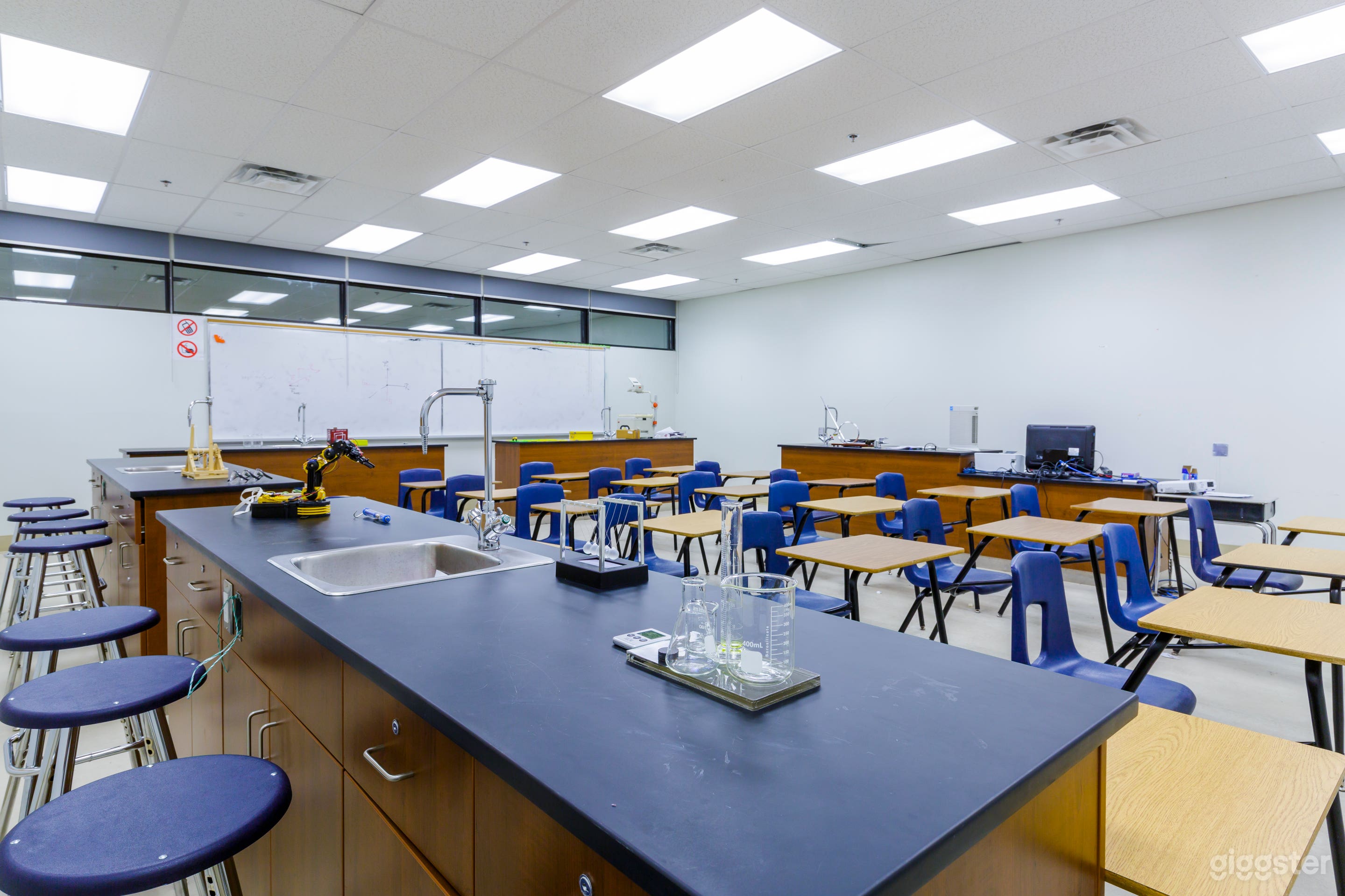Modern &amp; Bright Academic School Classrooms Photo 3